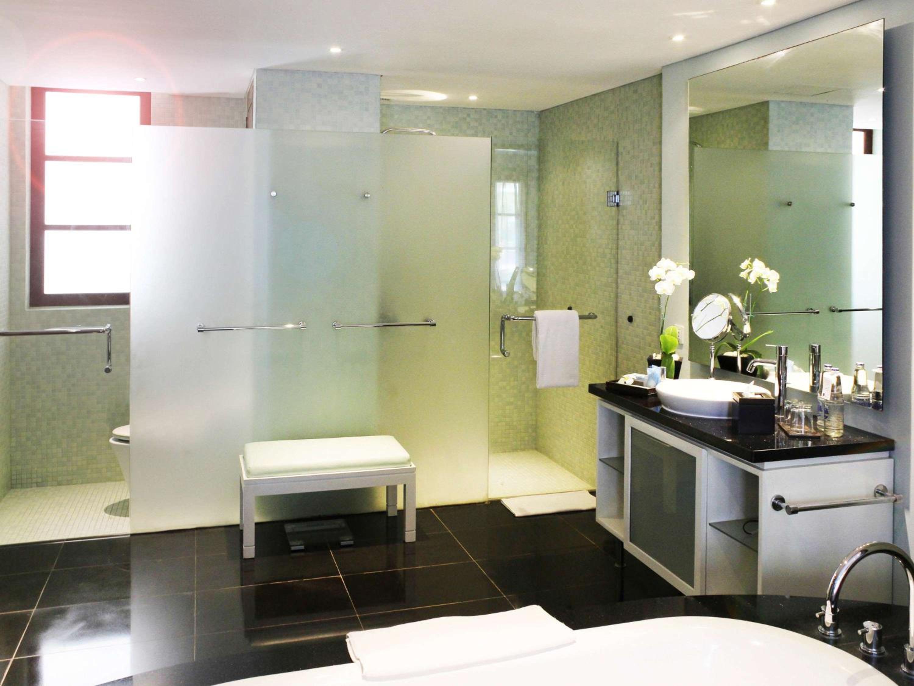 Deluxe King Room with Balcony - Photo 2