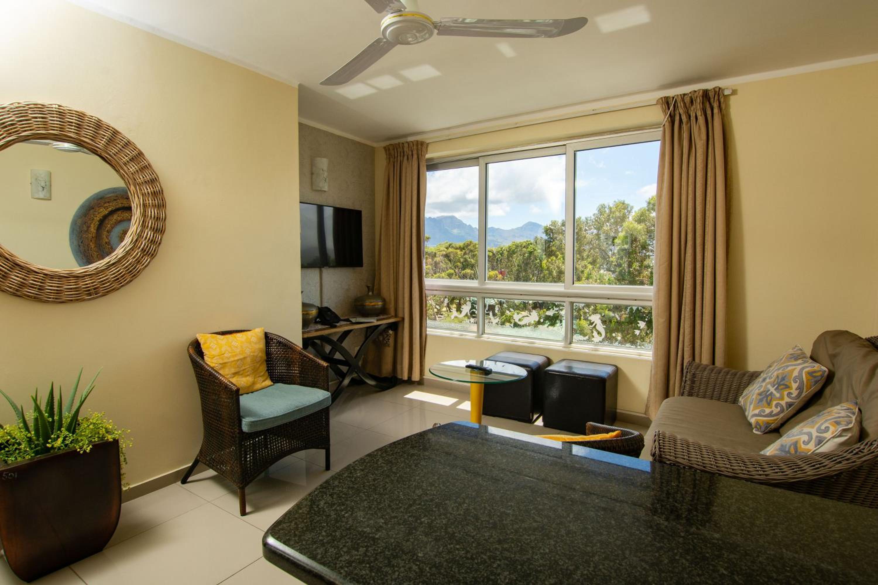 Family Room with Mountain View photo 2