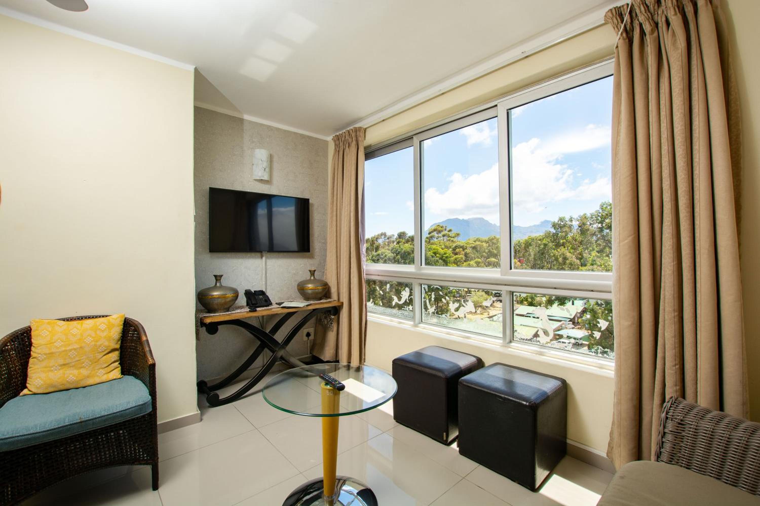 Family Room with Mountain View photo 1