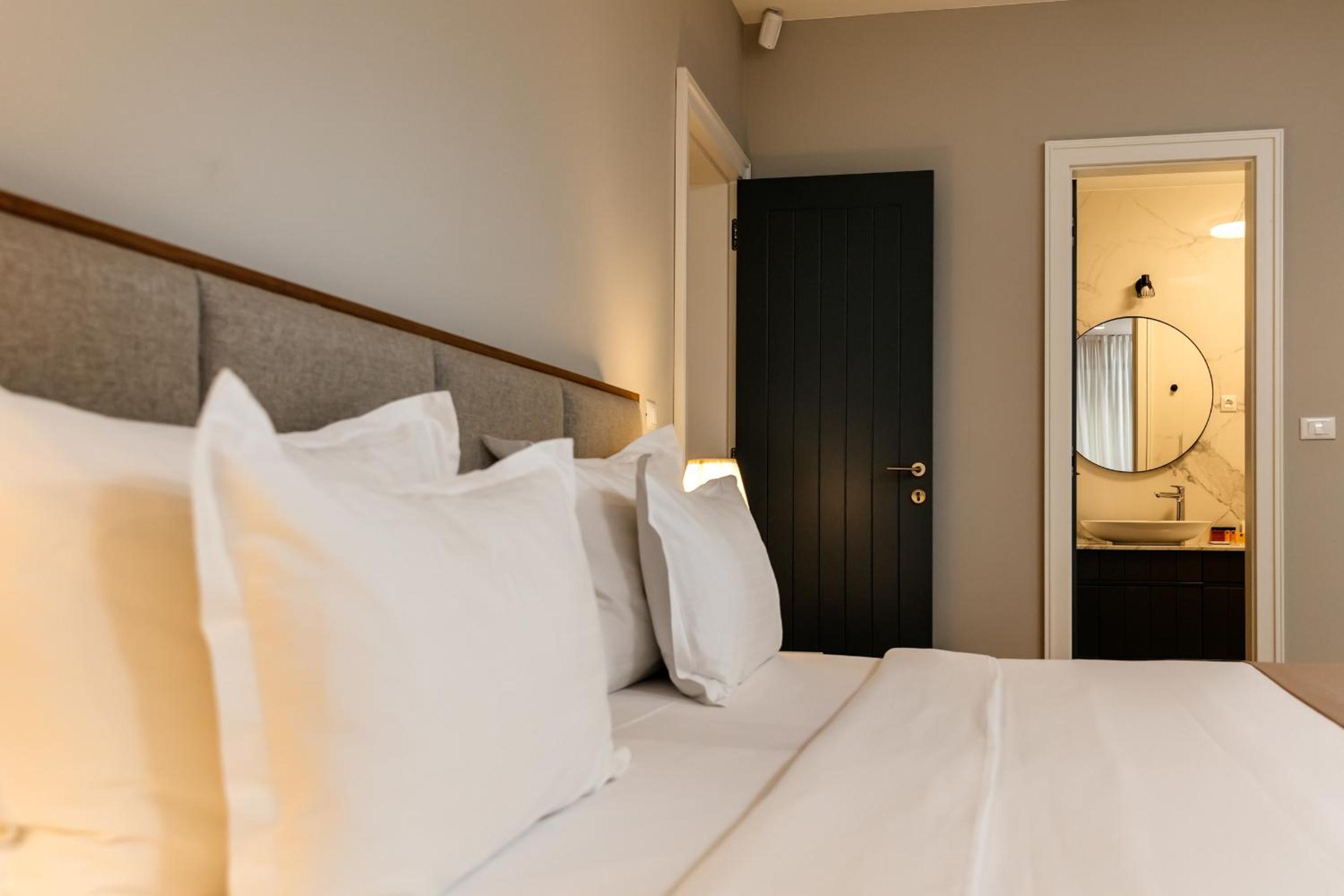 Deluxe One-Bedroom Apartment with Hot Tub - Photo 20