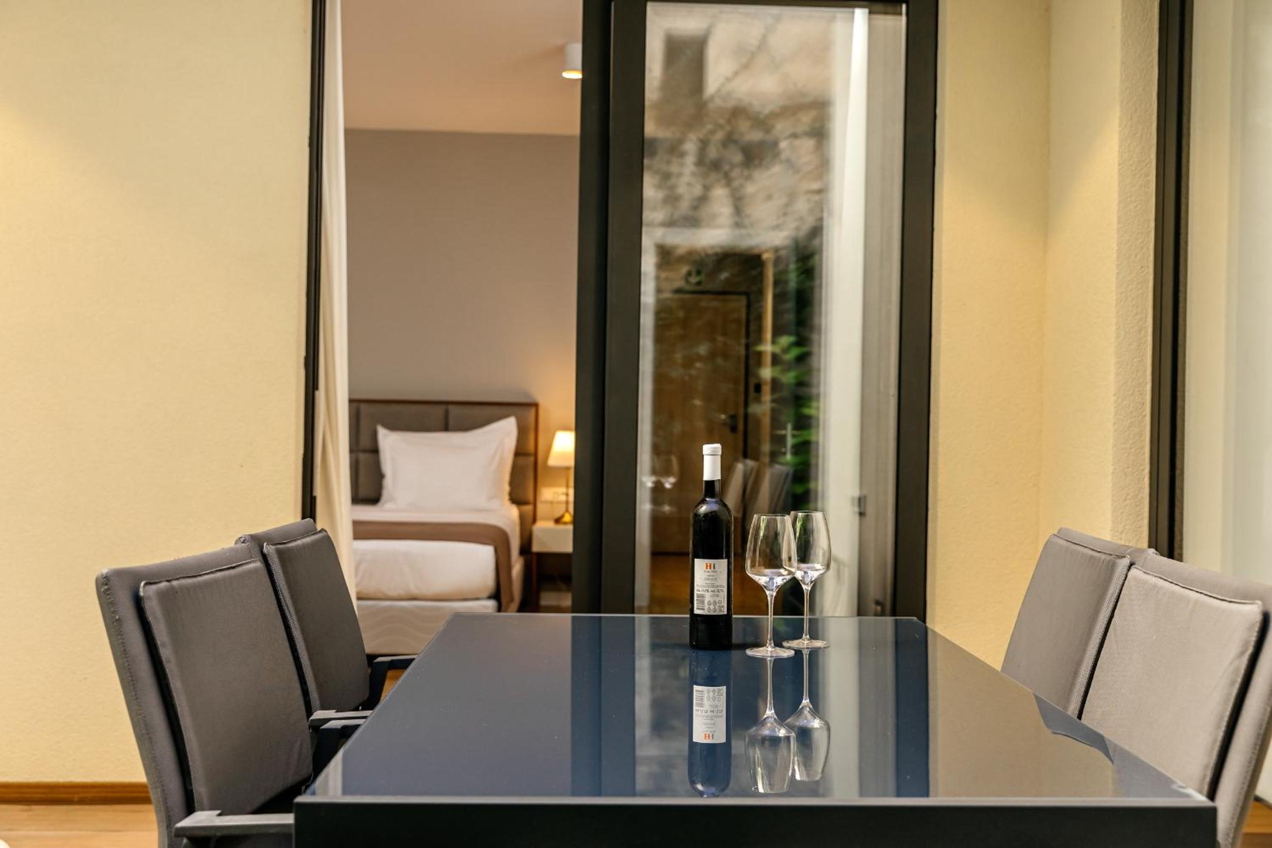 Deluxe One-Bedroom Apartment with Hot Tub - Photo 8