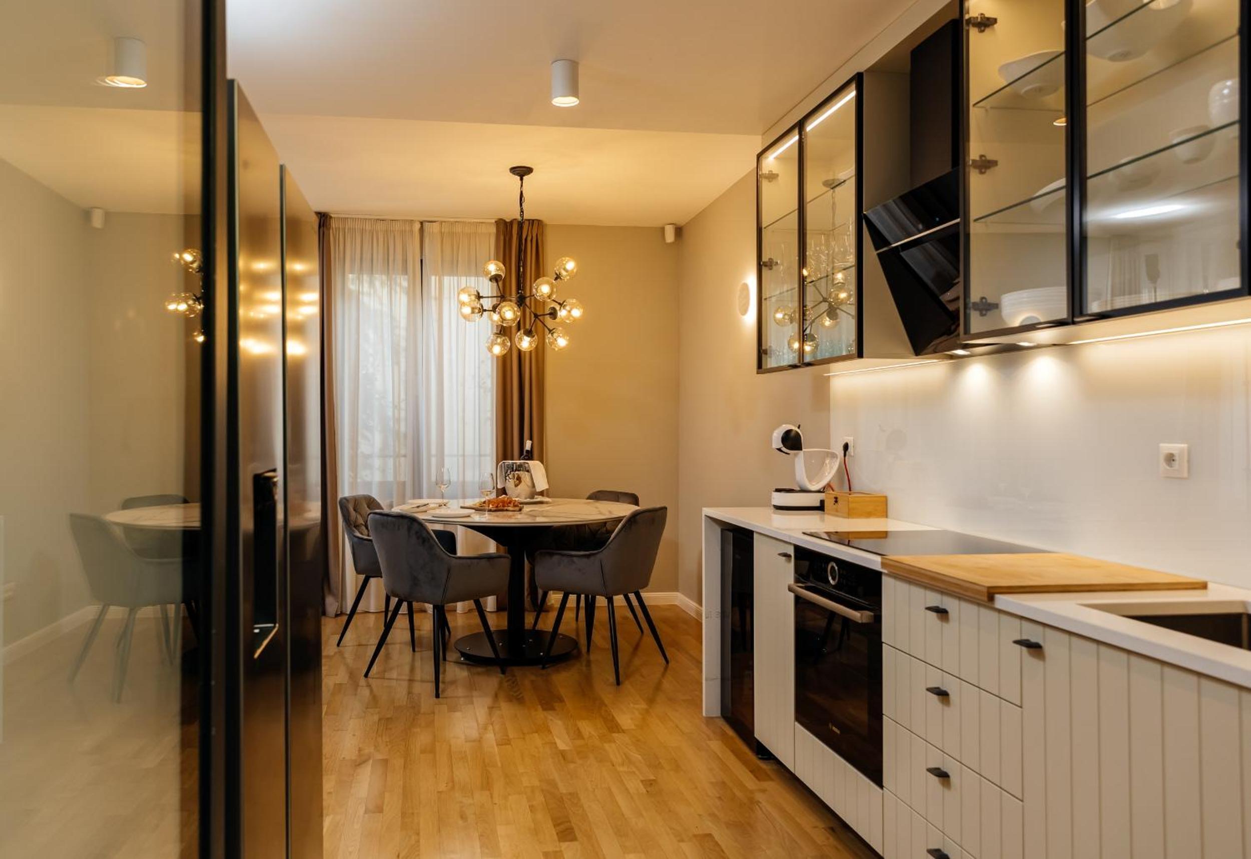 Deluxe One-Bedroom Apartment with Hot Tub - Photo 12