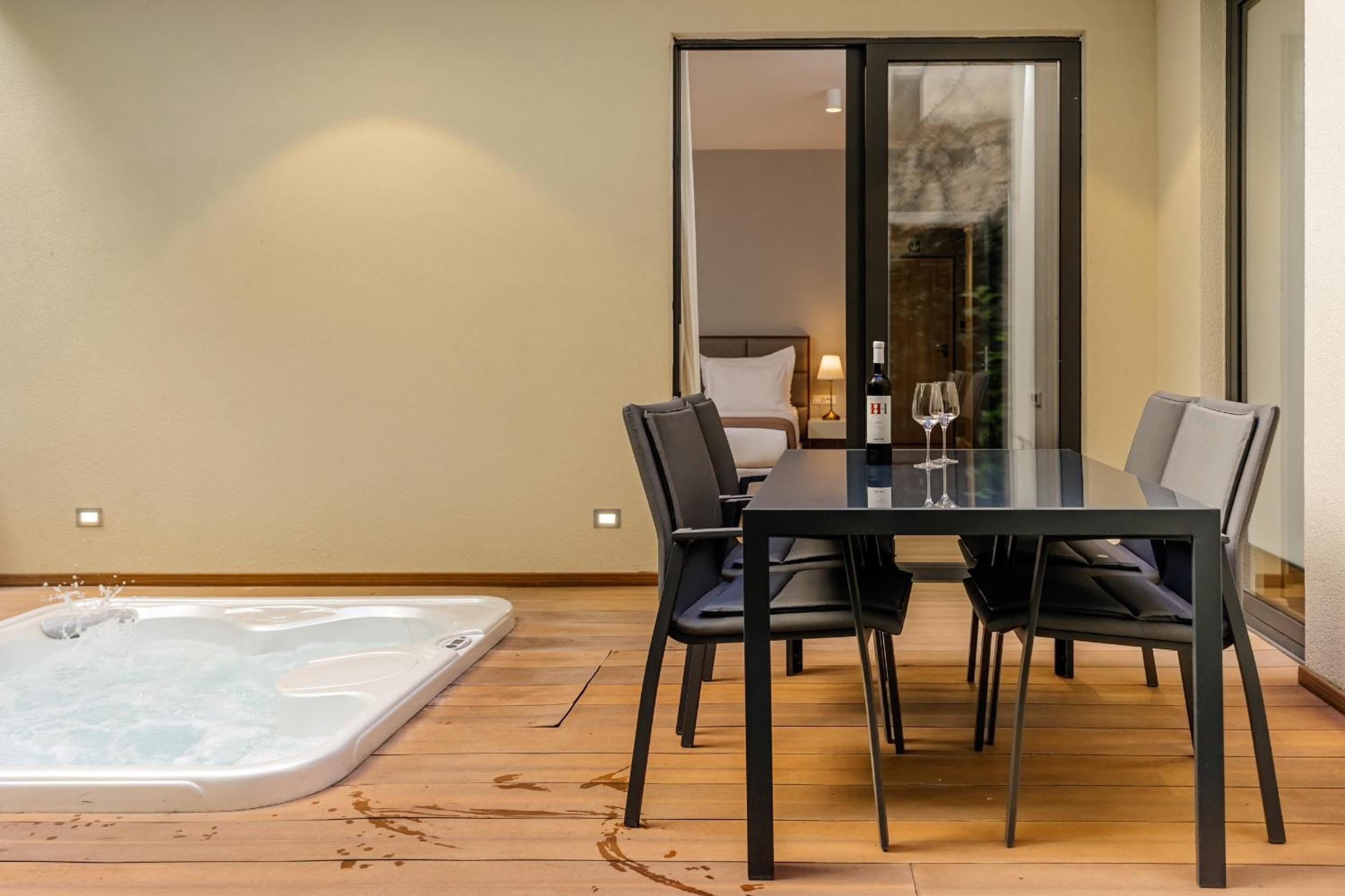 Deluxe One-Bedroom Apartment with Hot Tub - Photo 13
