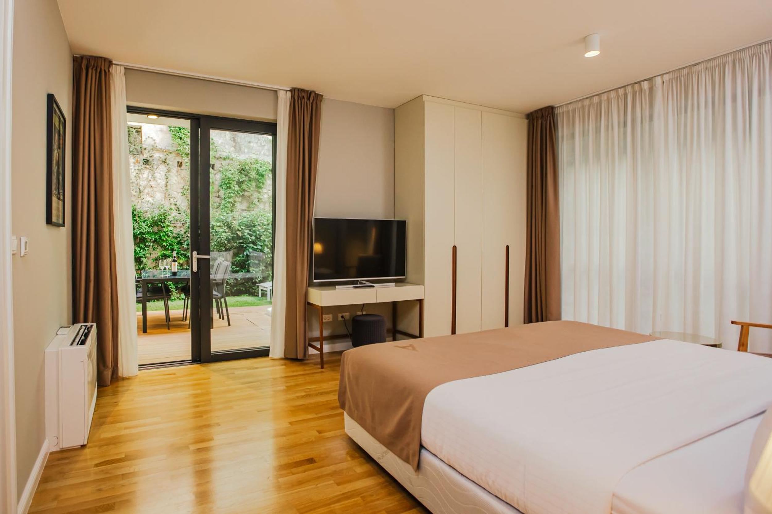 Deluxe One-Bedroom Apartment with Hot Tub - Photo 3
