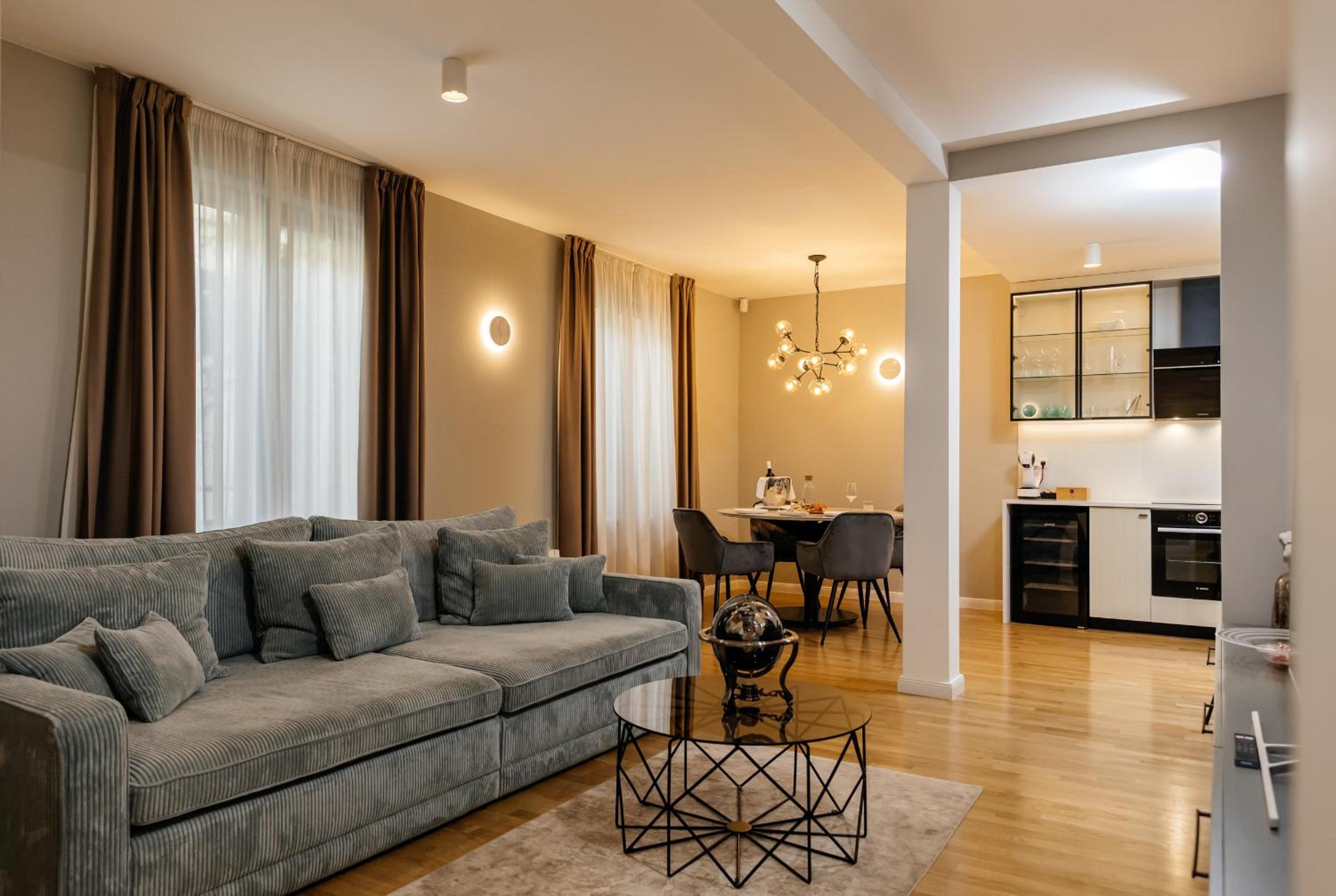 Deluxe One-Bedroom Apartment with Hot Tub - Photo 4