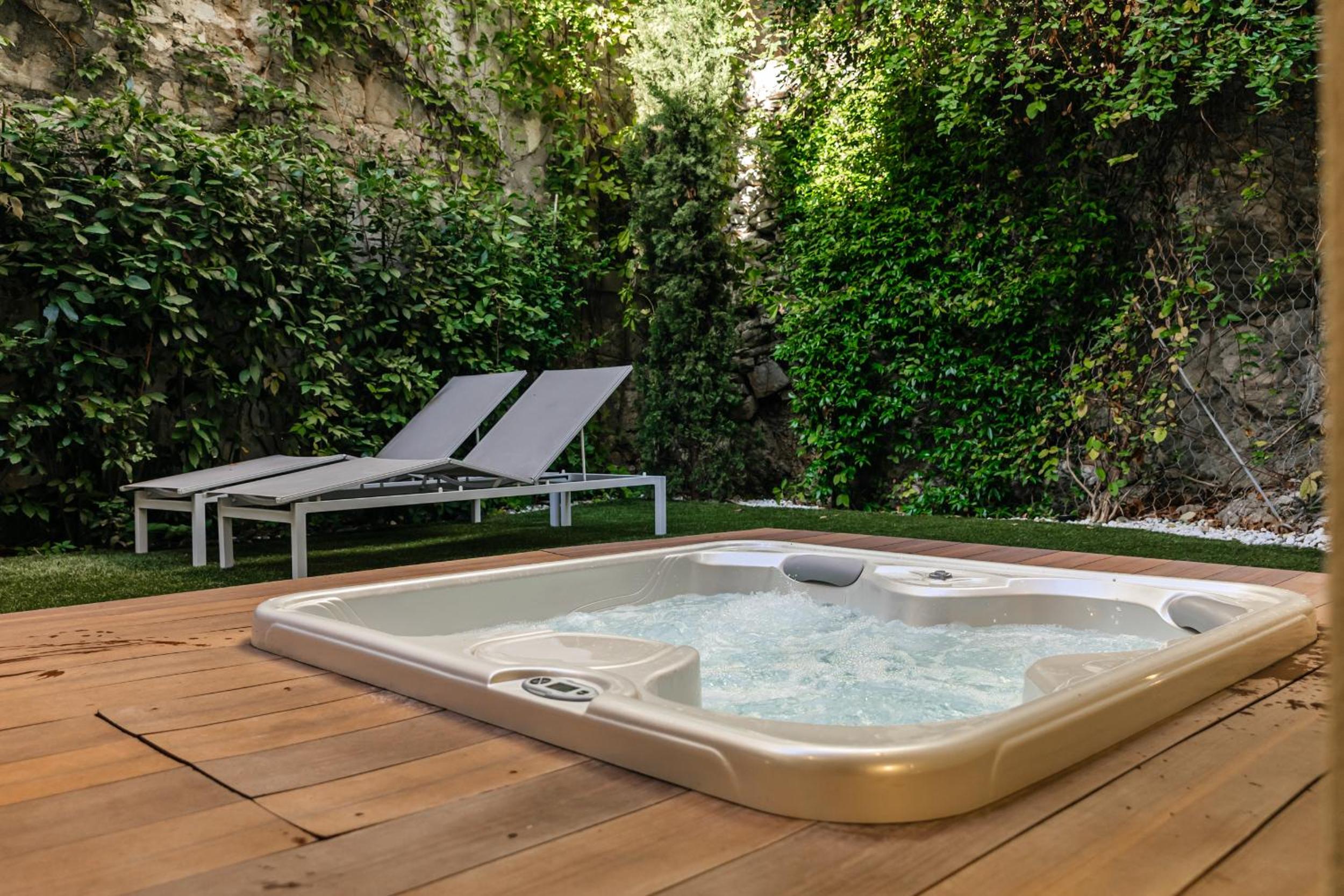 Deluxe One-Bedroom Apartment with Hot Tub - Photo 7