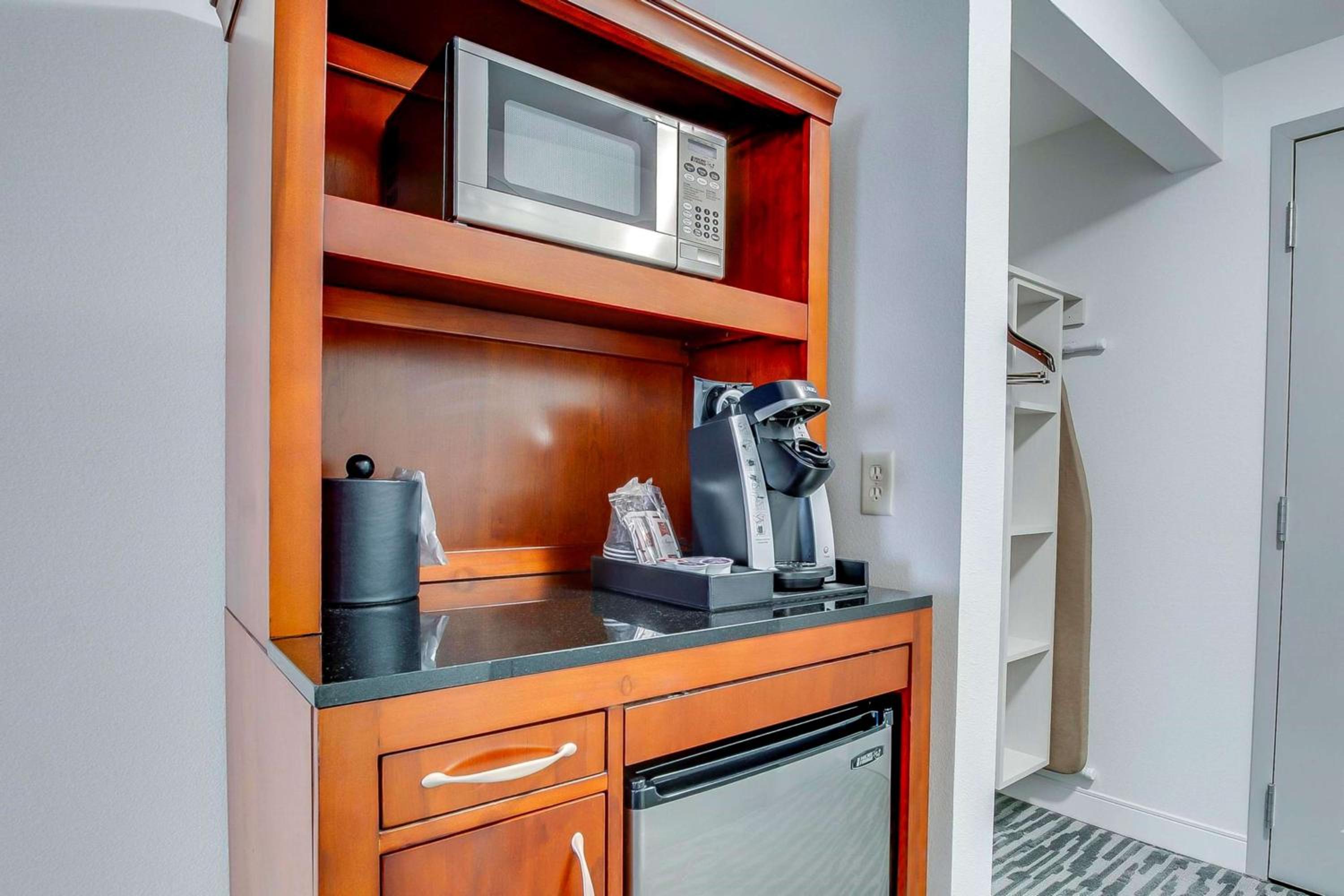 Deluxe King Room with Sofa Bed - Photo 3