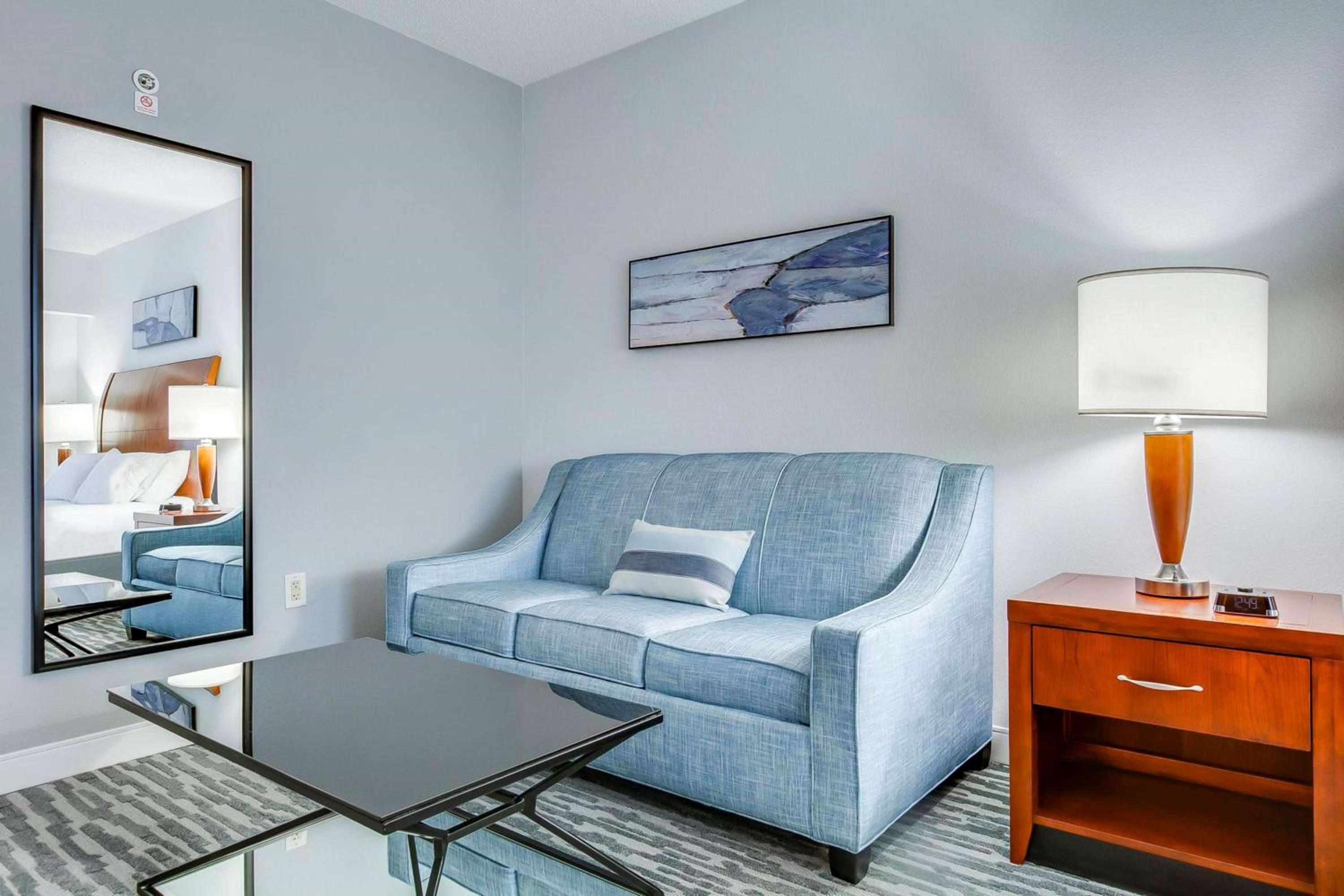 Deluxe King Room with Sofa Bed - Photo 4