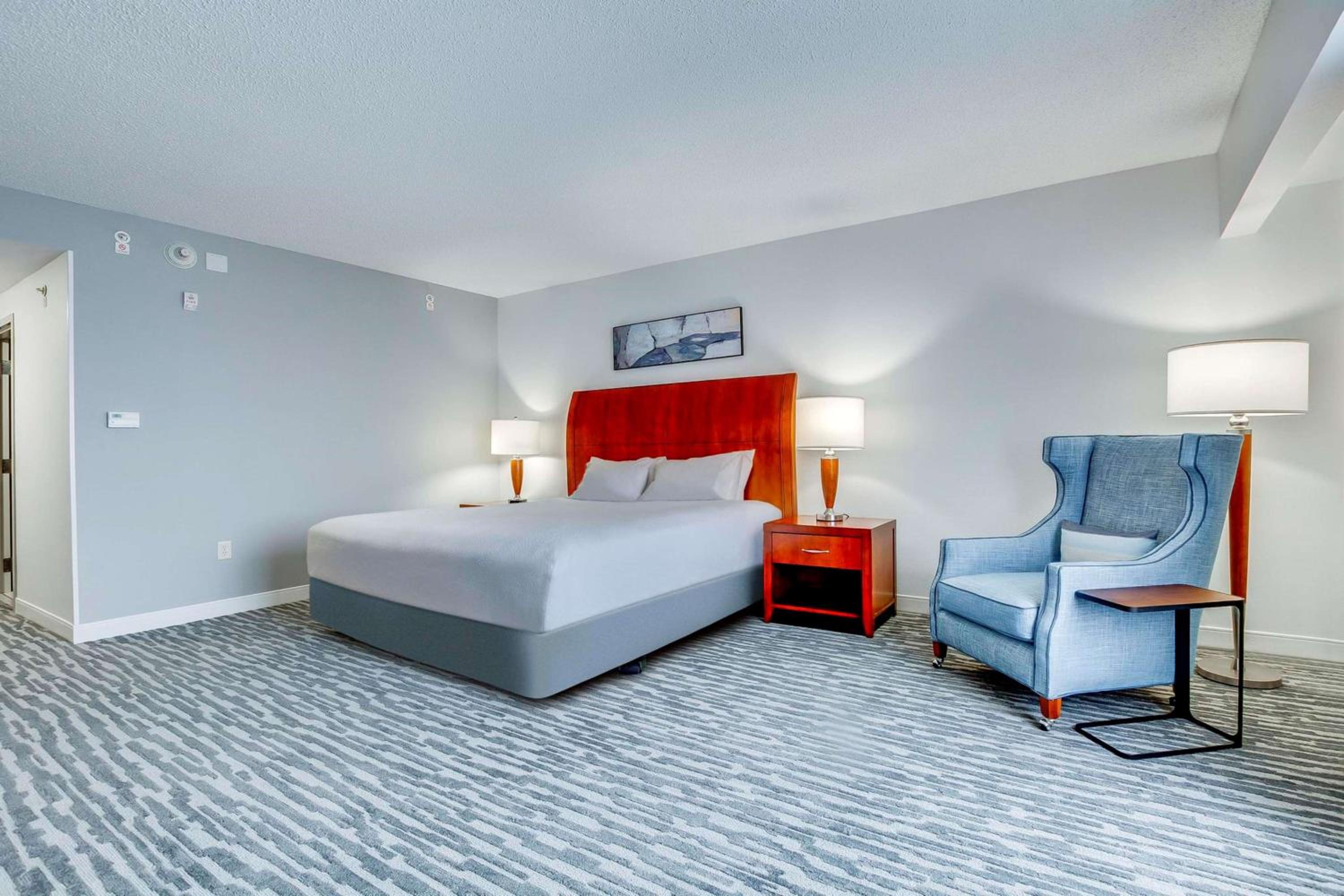 King Room with Tub - Mobility and Hearing Access - Photo 4