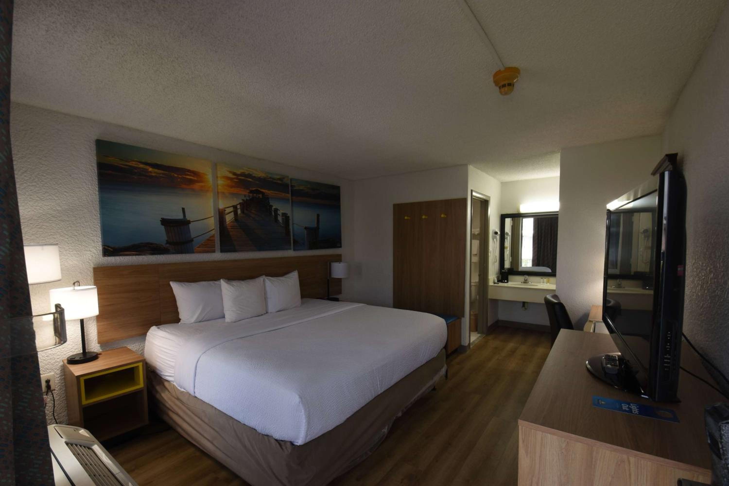 Deluxe King Room - Non-Smoking - Photo 1