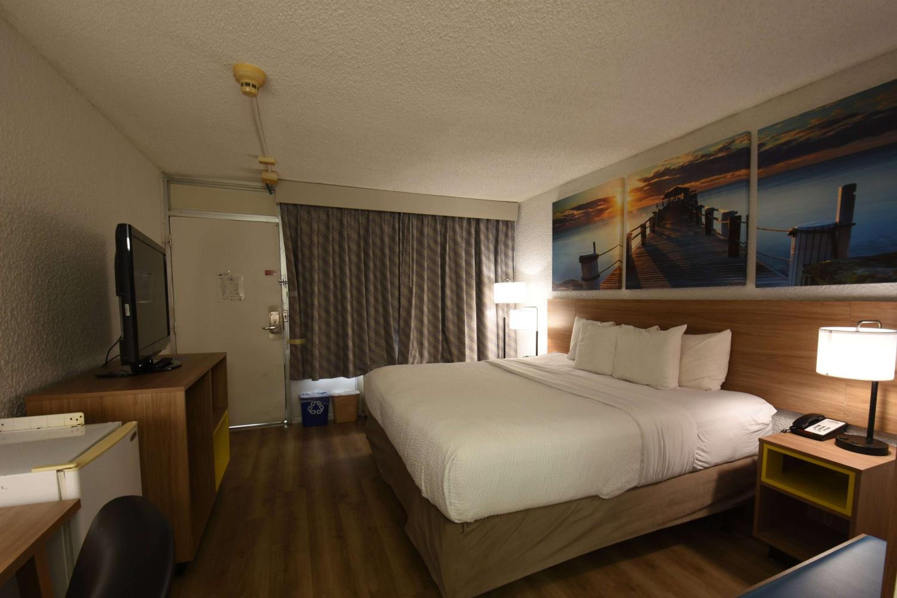 Superior King Suite with Jetted Tub - Non-Smoking - Photo 3