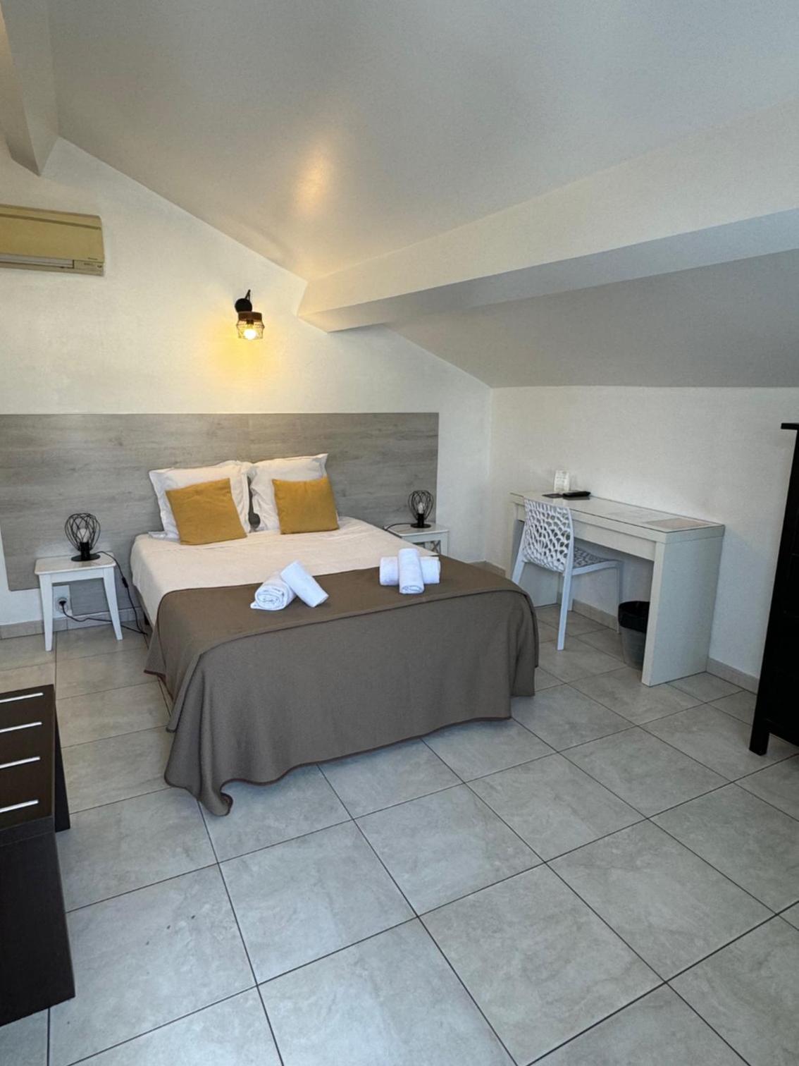 Double Room - Photo 11