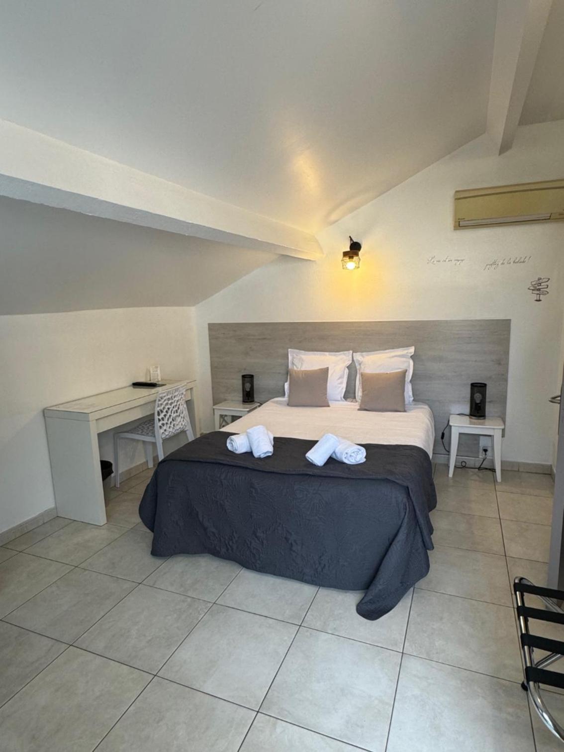 Double Room - Photo 10