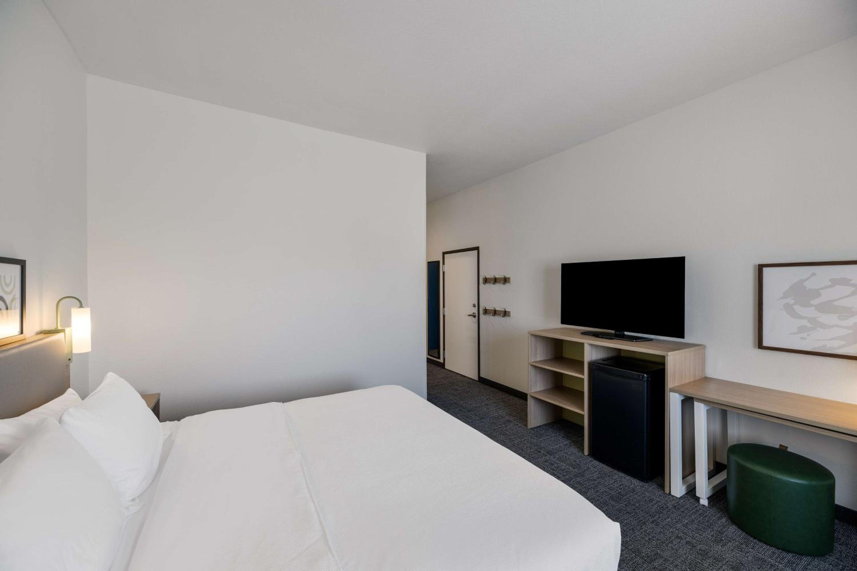 King Room with King Bed - Non-Smoking photo 1