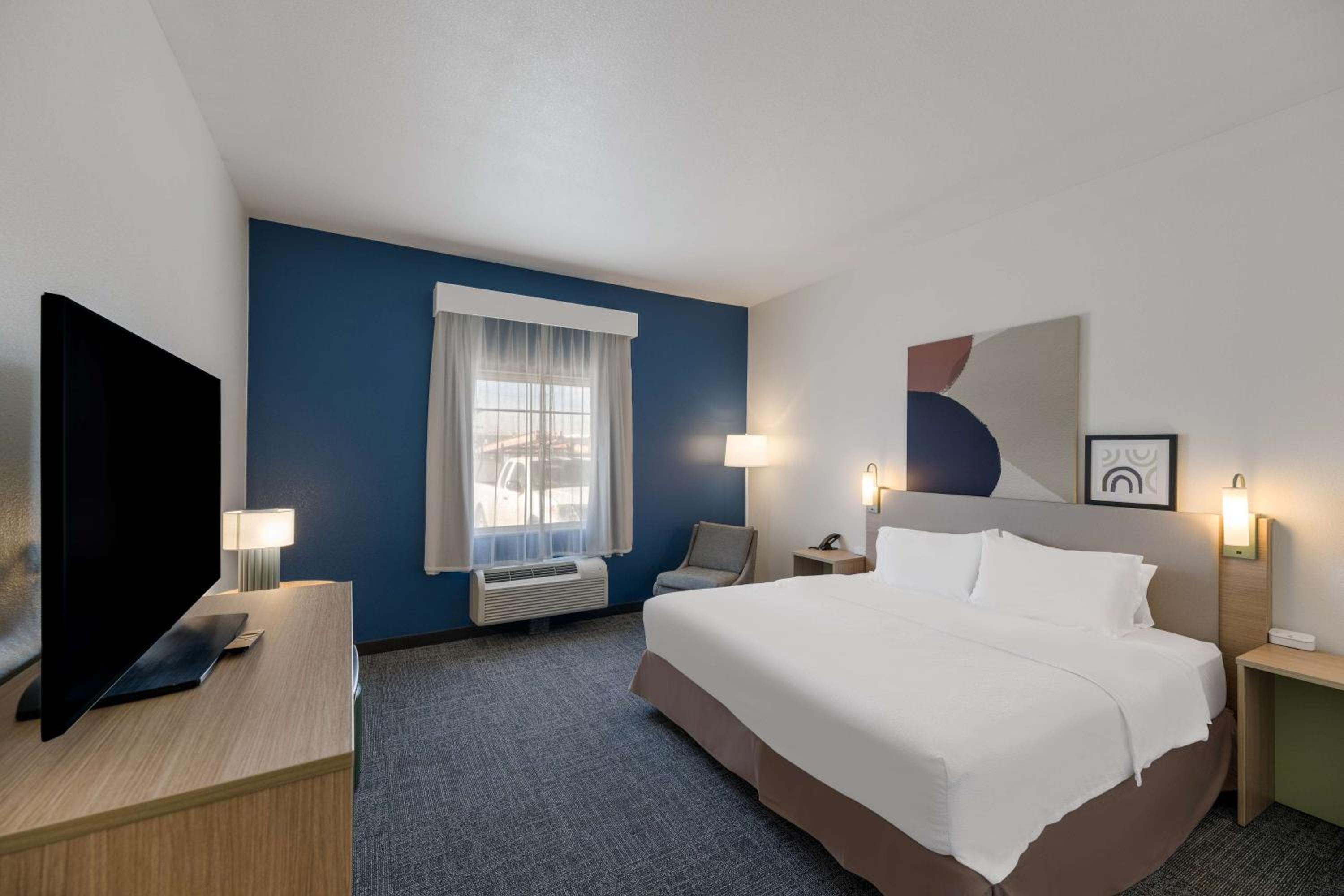 King Room with King Bed - Non-Smoking photo 2