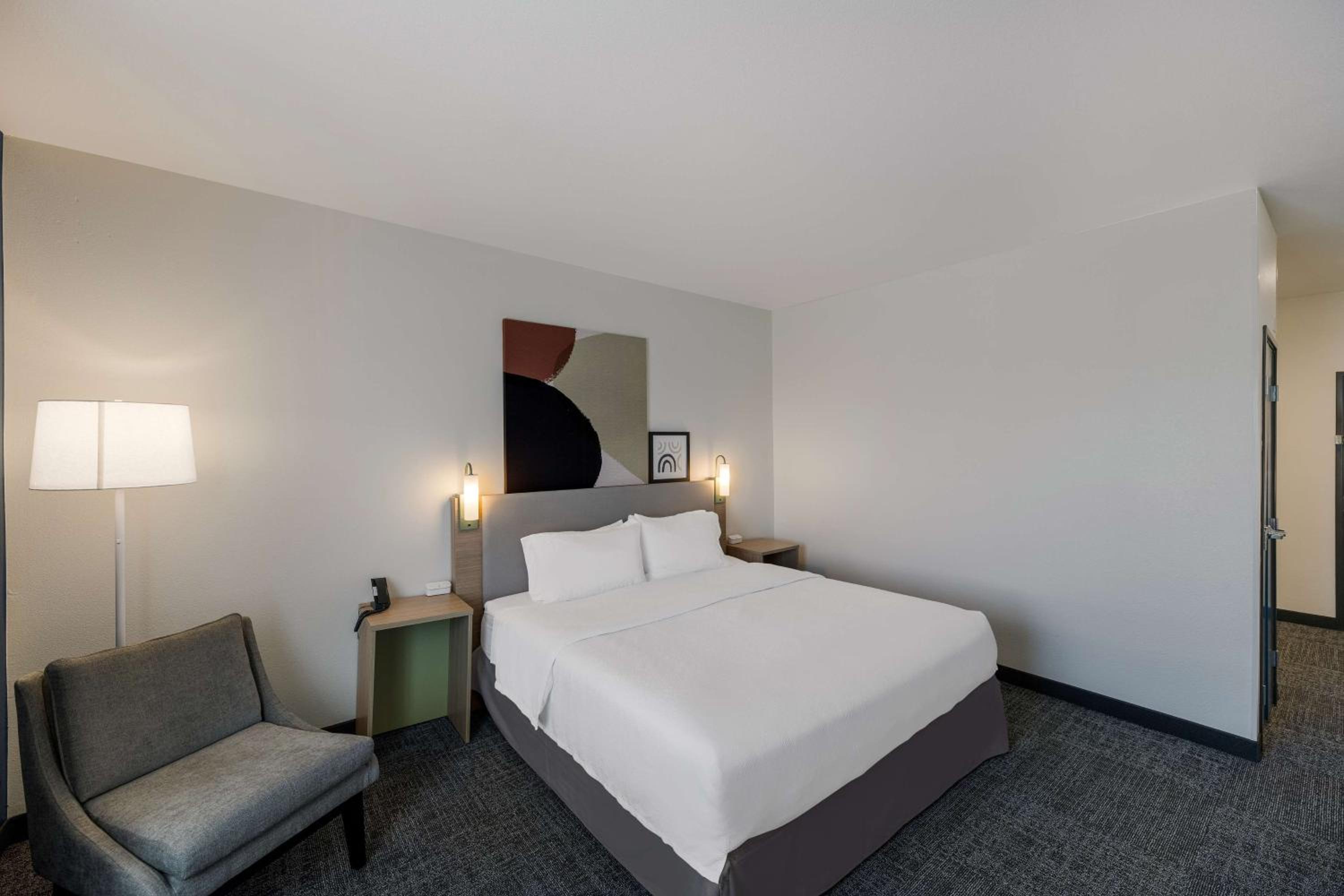 King Room with King Bed - Non-Smoking photo 3