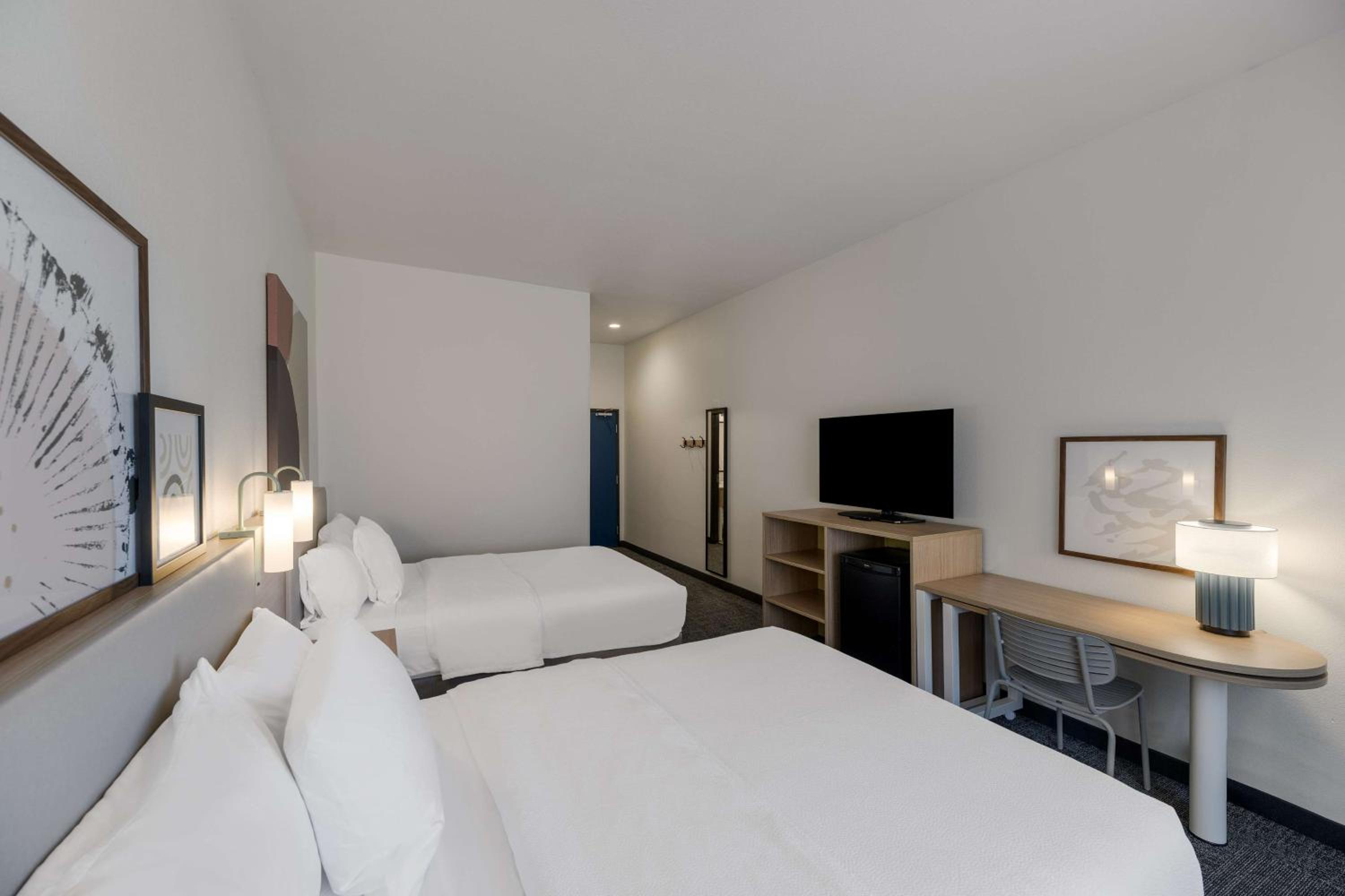 Room with Two Queen Beds - Non-Smoking photo 3