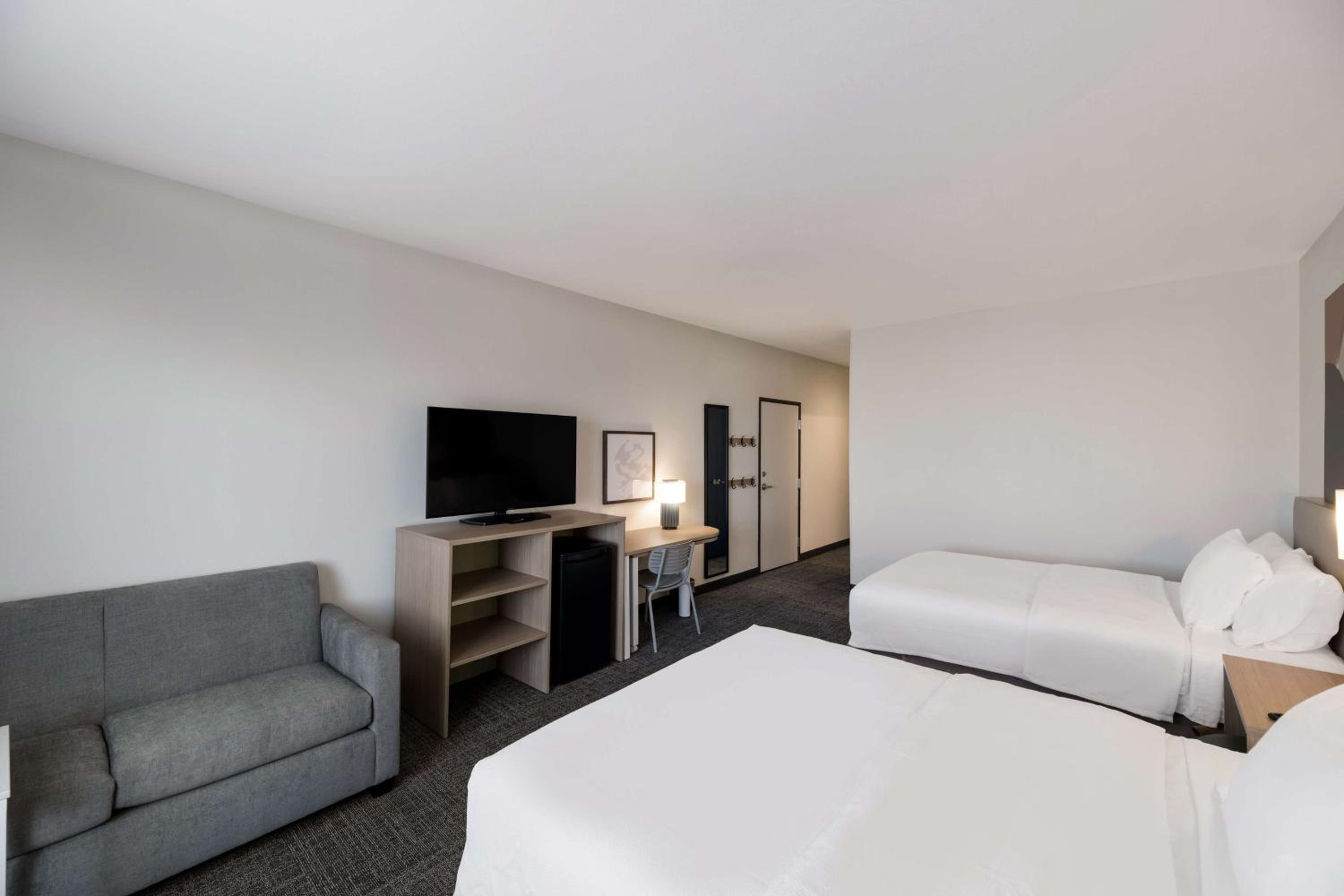 Queen Room with Two Queen Beds and Bath Tub - Mobility Access photo 2