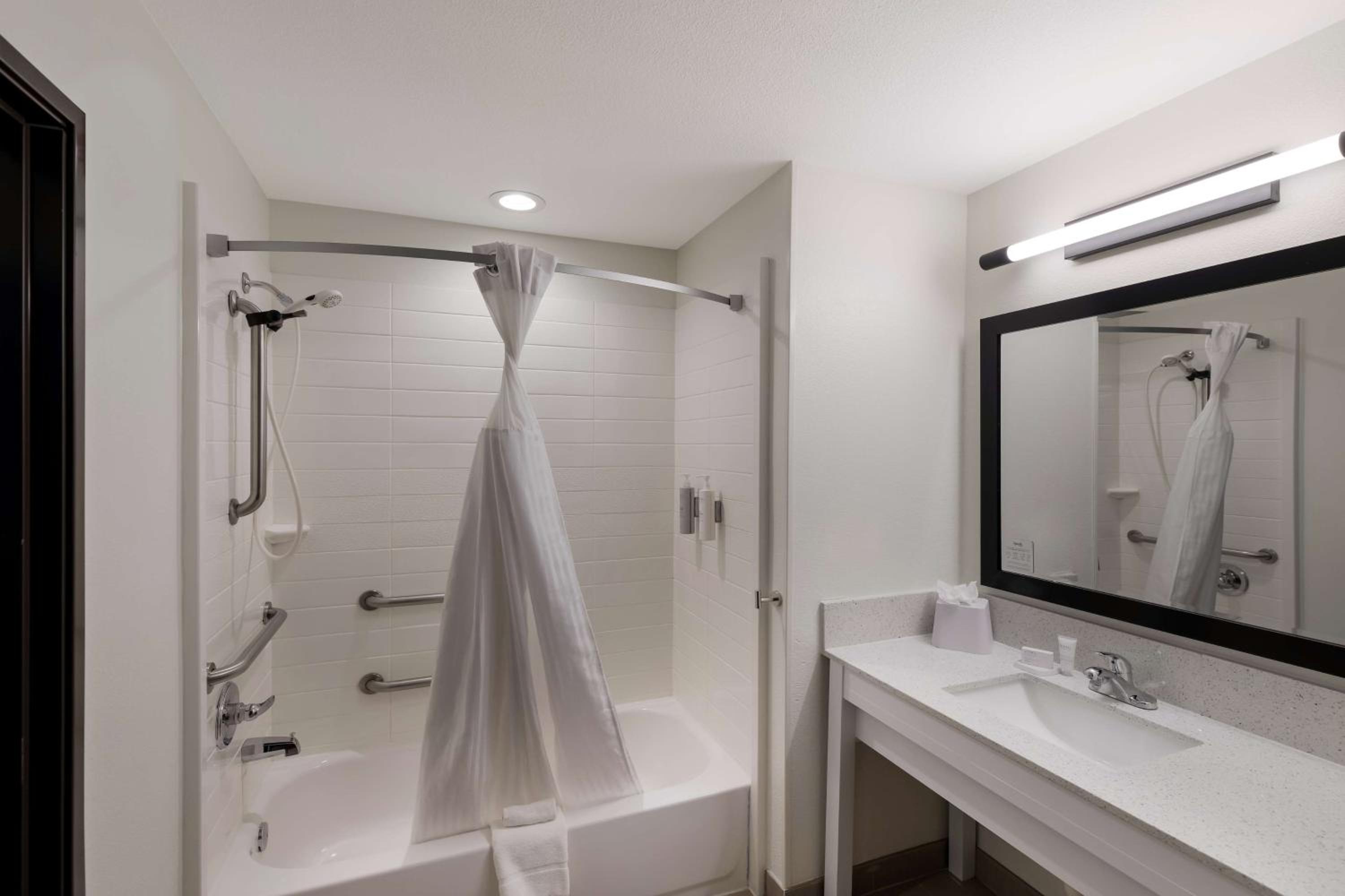 Queen Room with Two Queen Beds and Bath Tub - Mobility Access photo 3