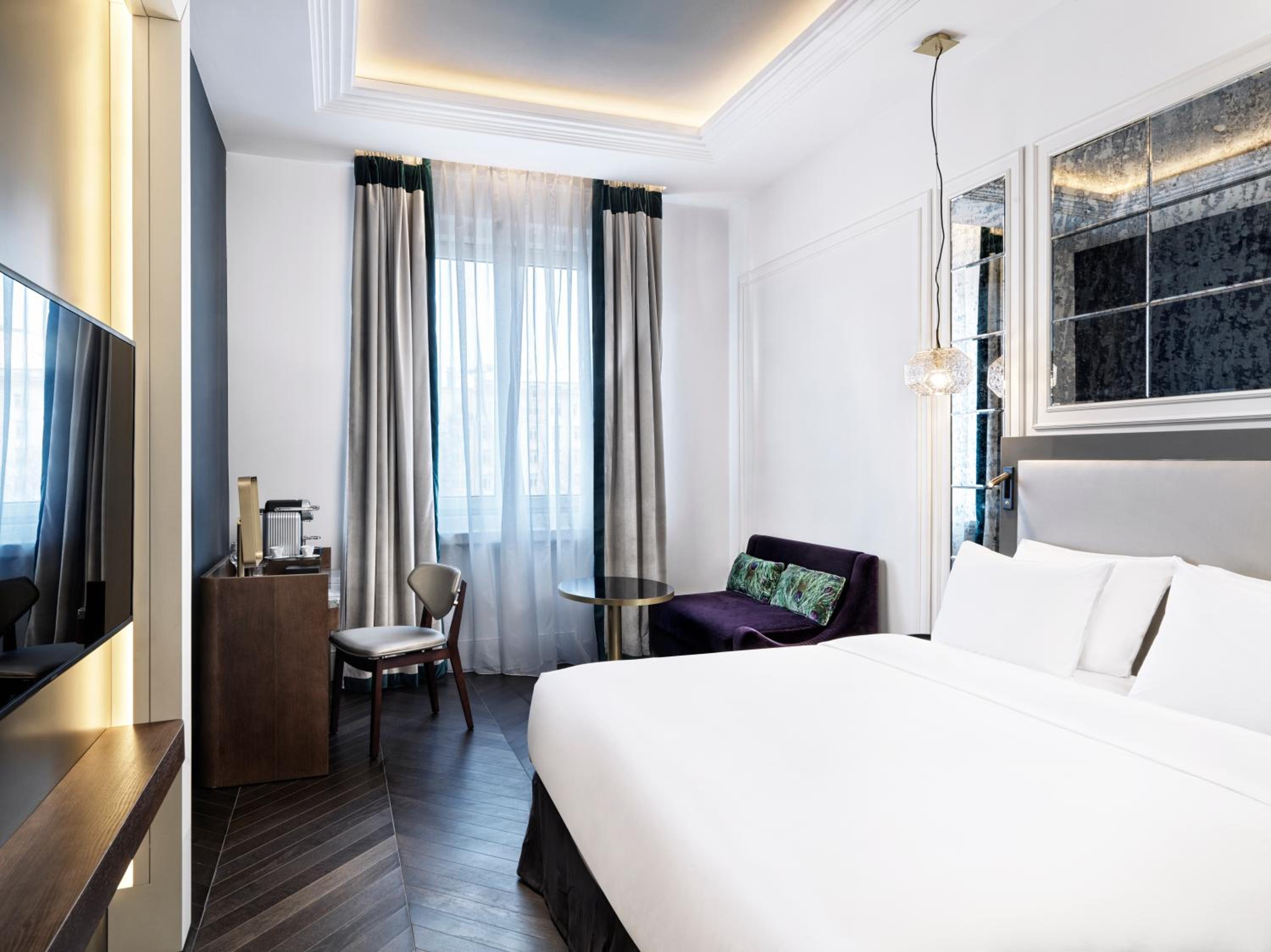 Deluxe King Room - Photo 5
