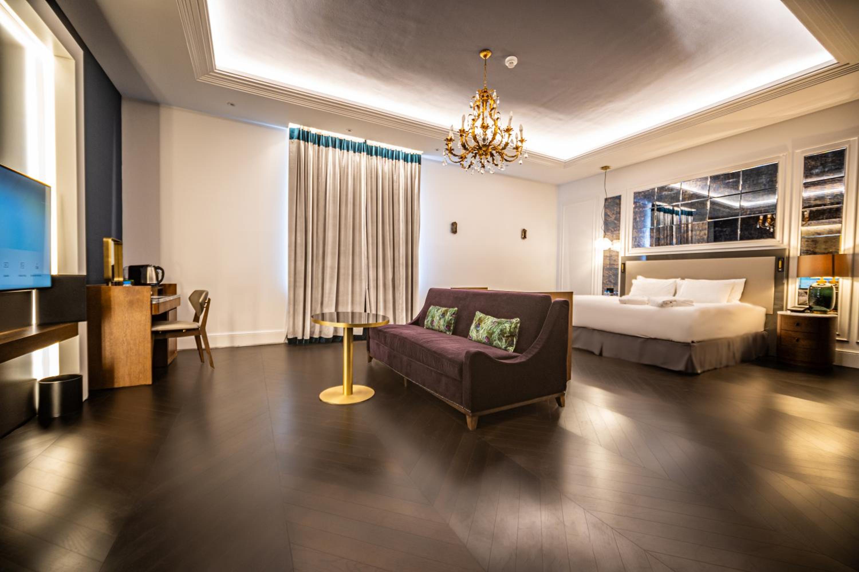 1 Bedroom Junior Suite, 1 King bed, City view - Photo 3
