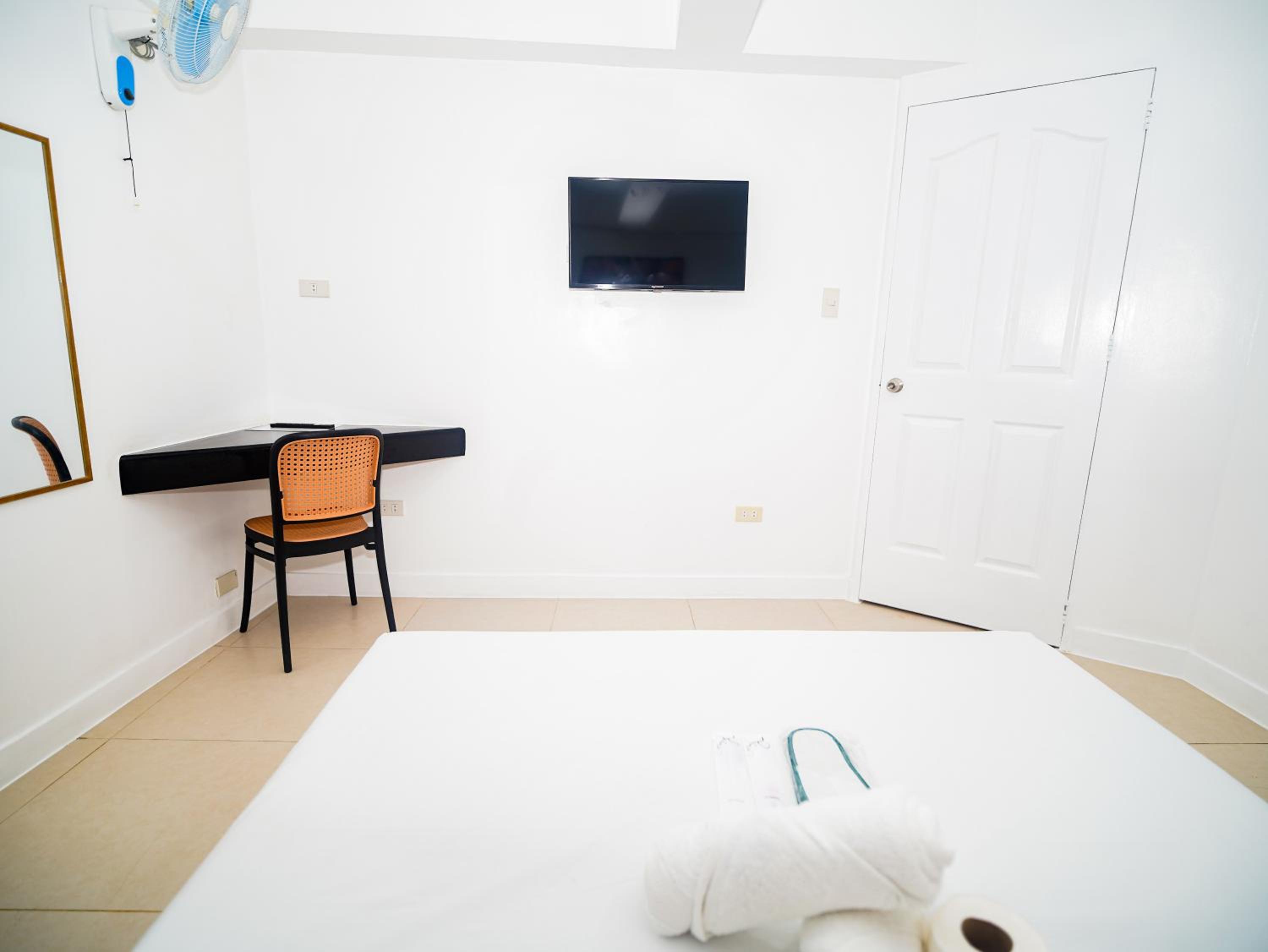 Standard Queen Room - Photo 15