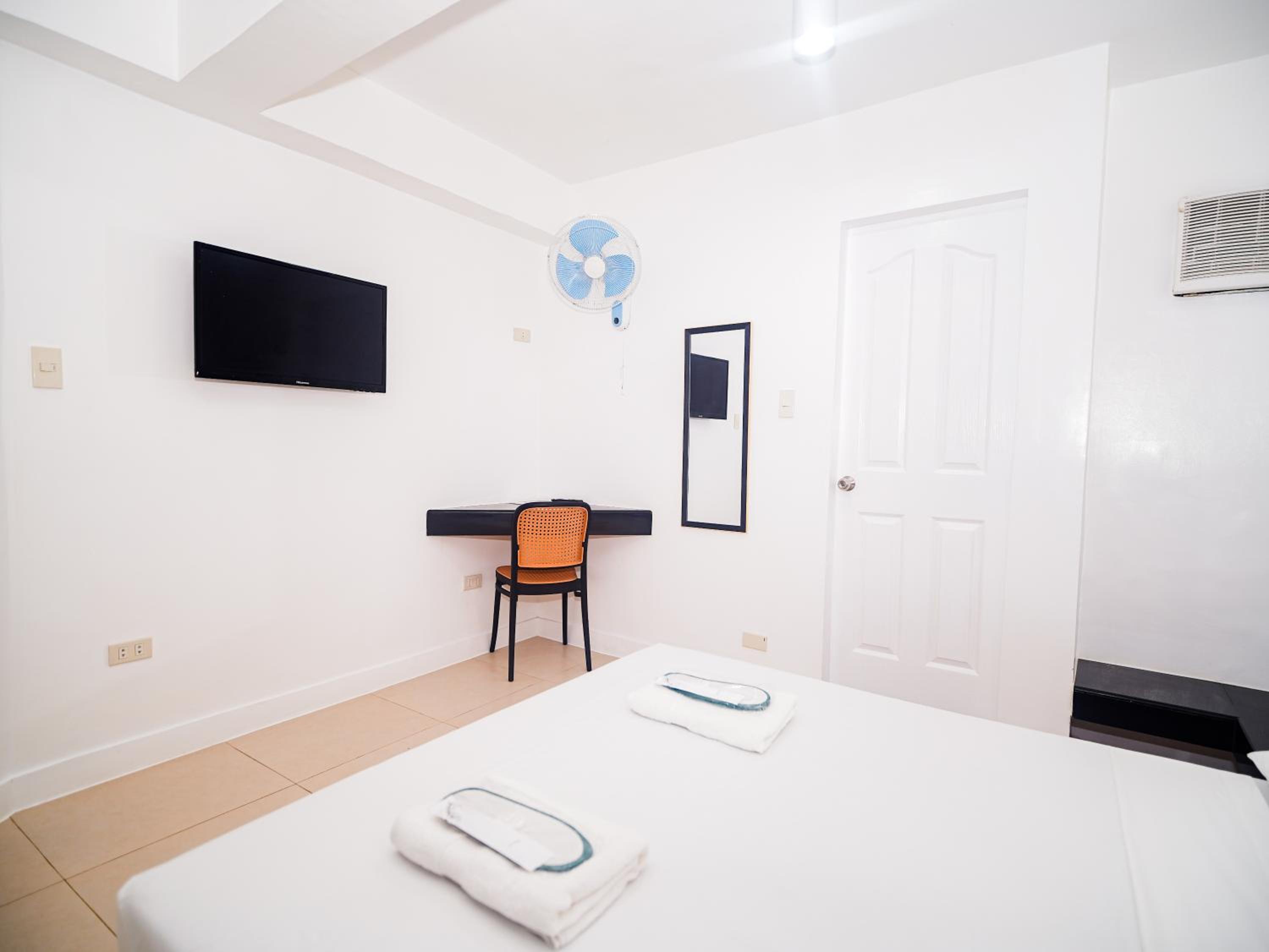 Standard Queen Room - Photo 17