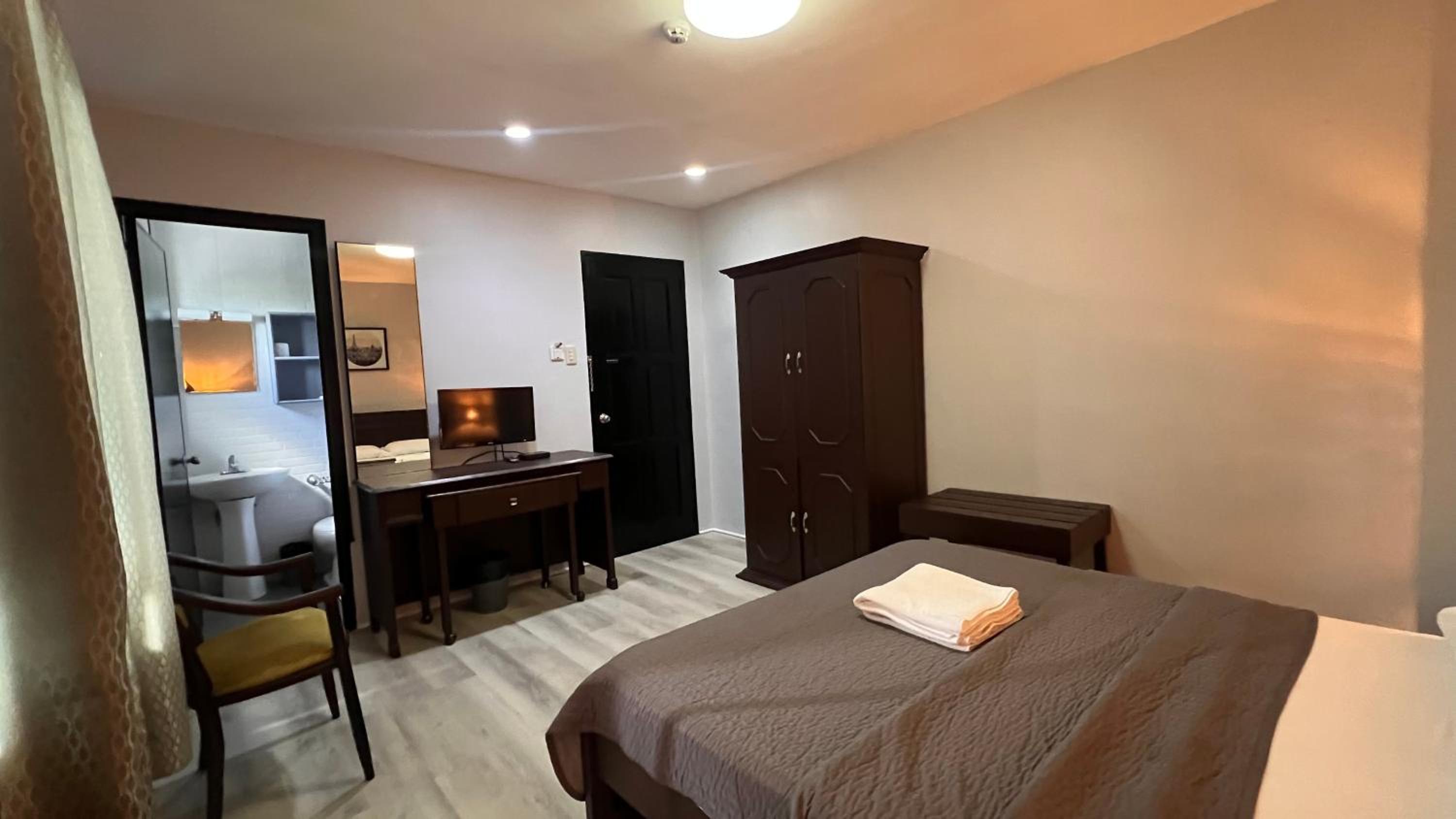 Standard Queen Room