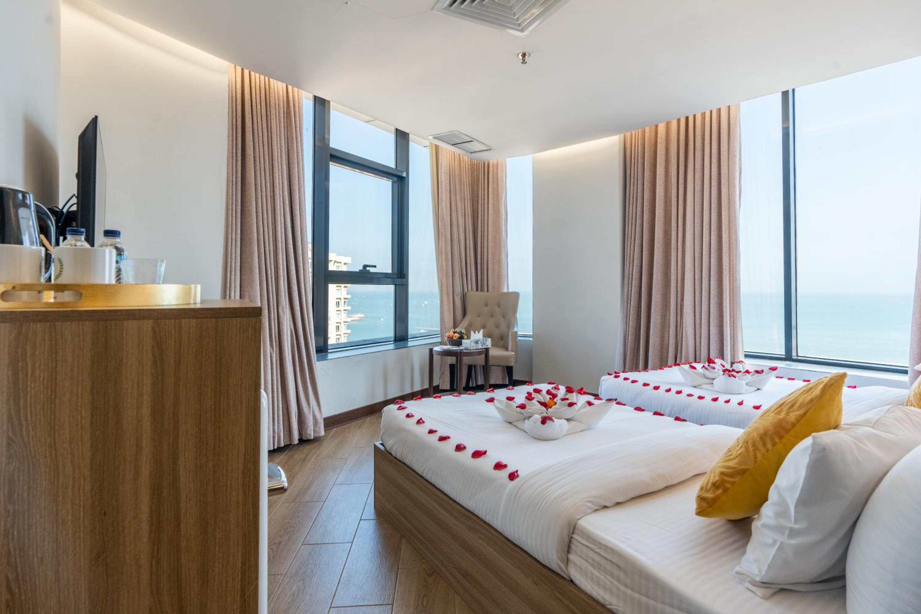 Standard Twin Room with Sea View - Photo 2