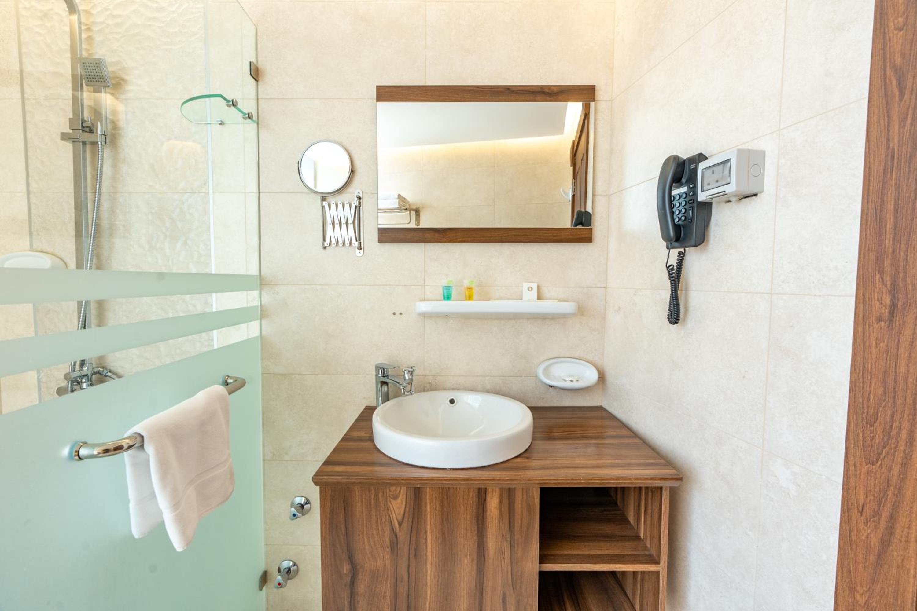 Deluxe Double Room with Sea View - Photo 4