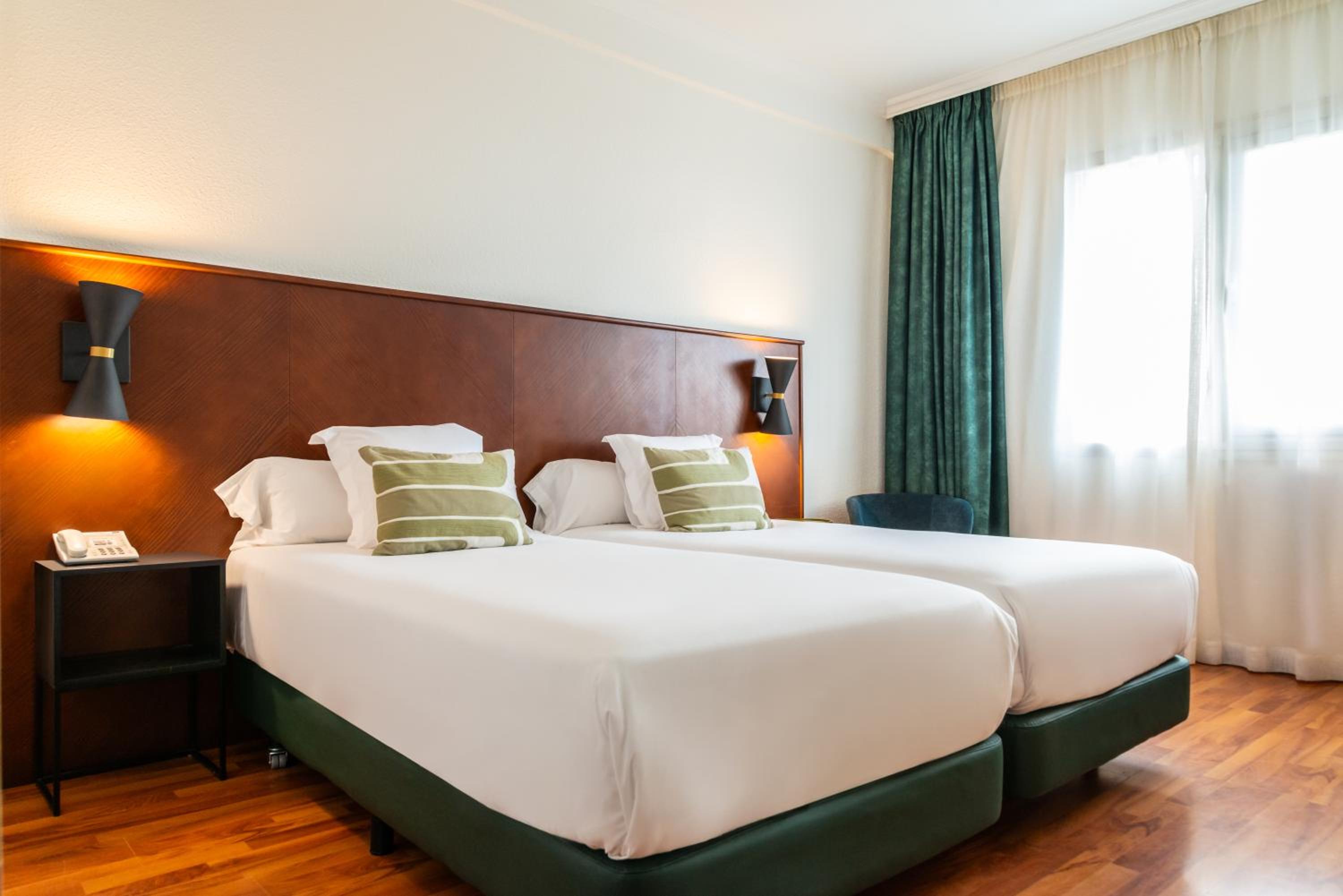 Standard Twin Room - Photo 3