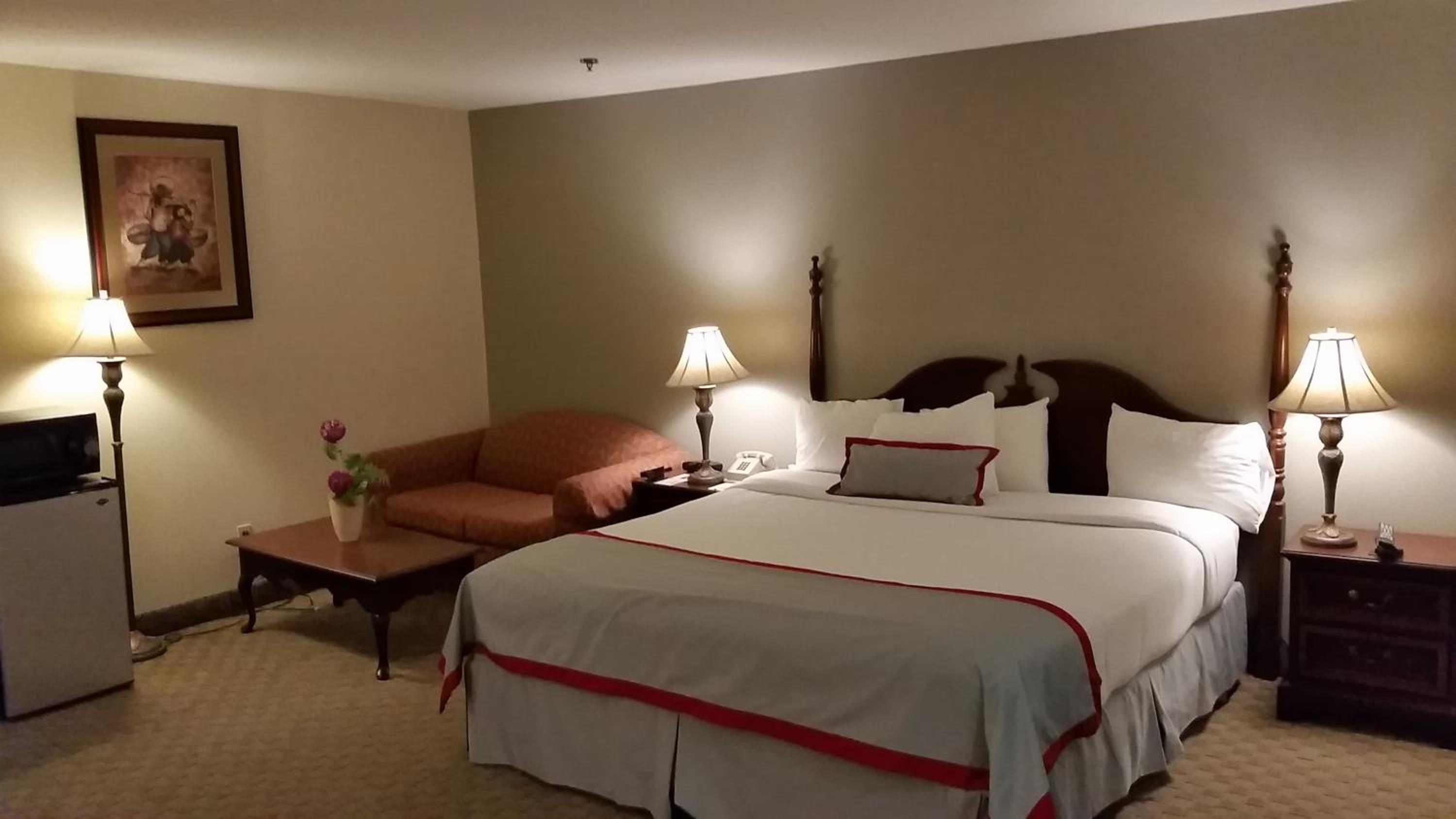 Deluxe King Suite - Non-Smoking