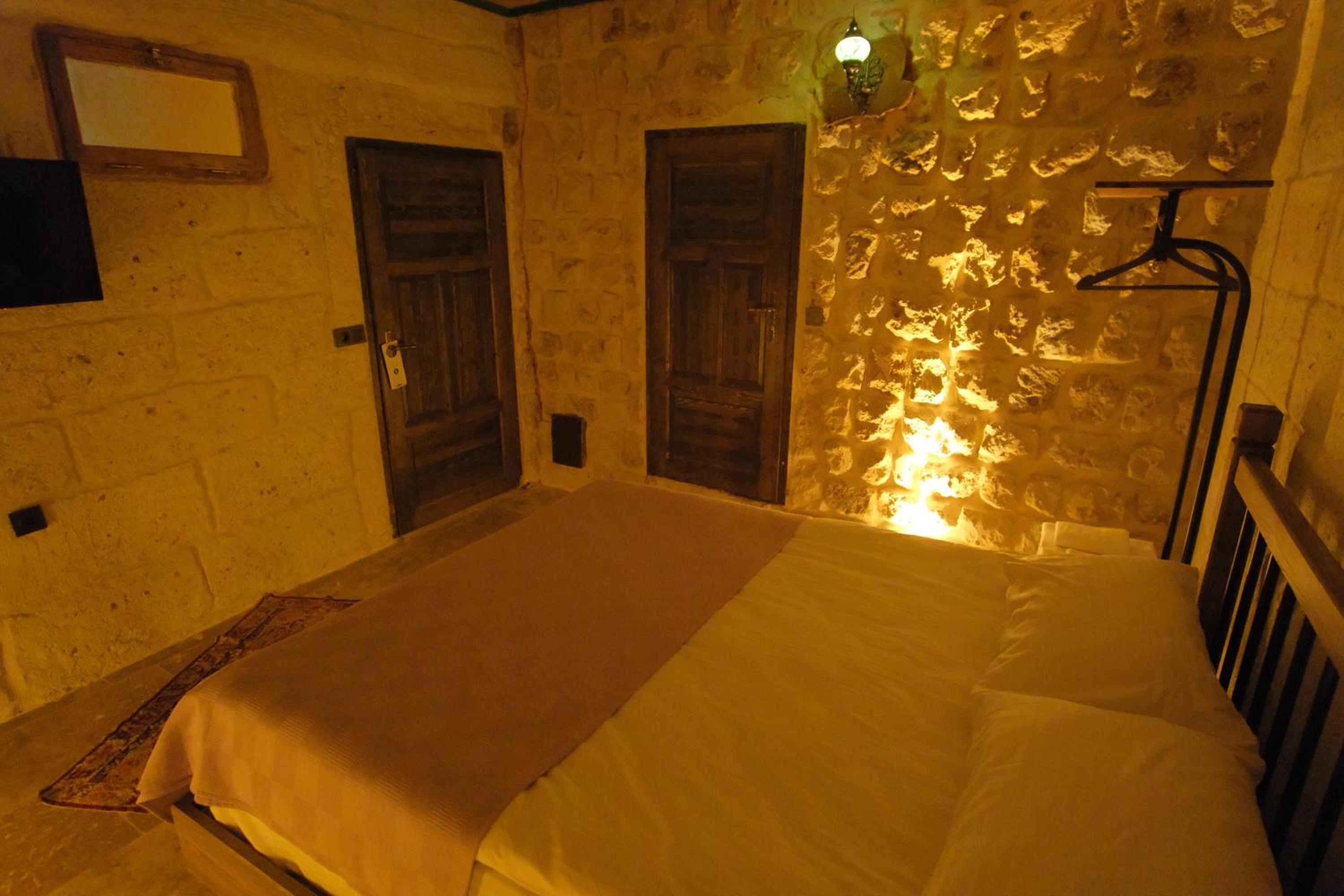 Standard Double Room - Photo 12