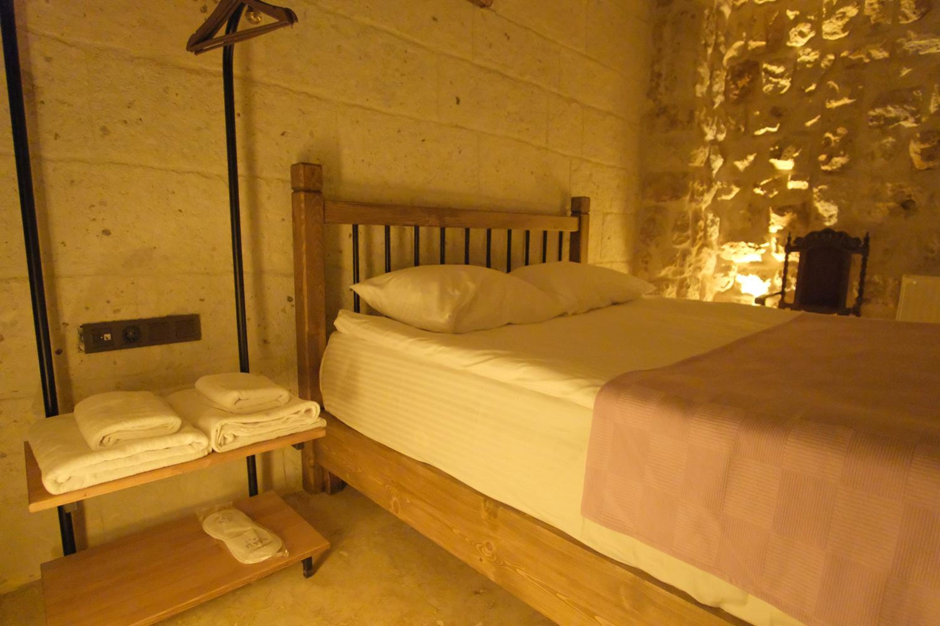 Standard Double Room - Photo 11