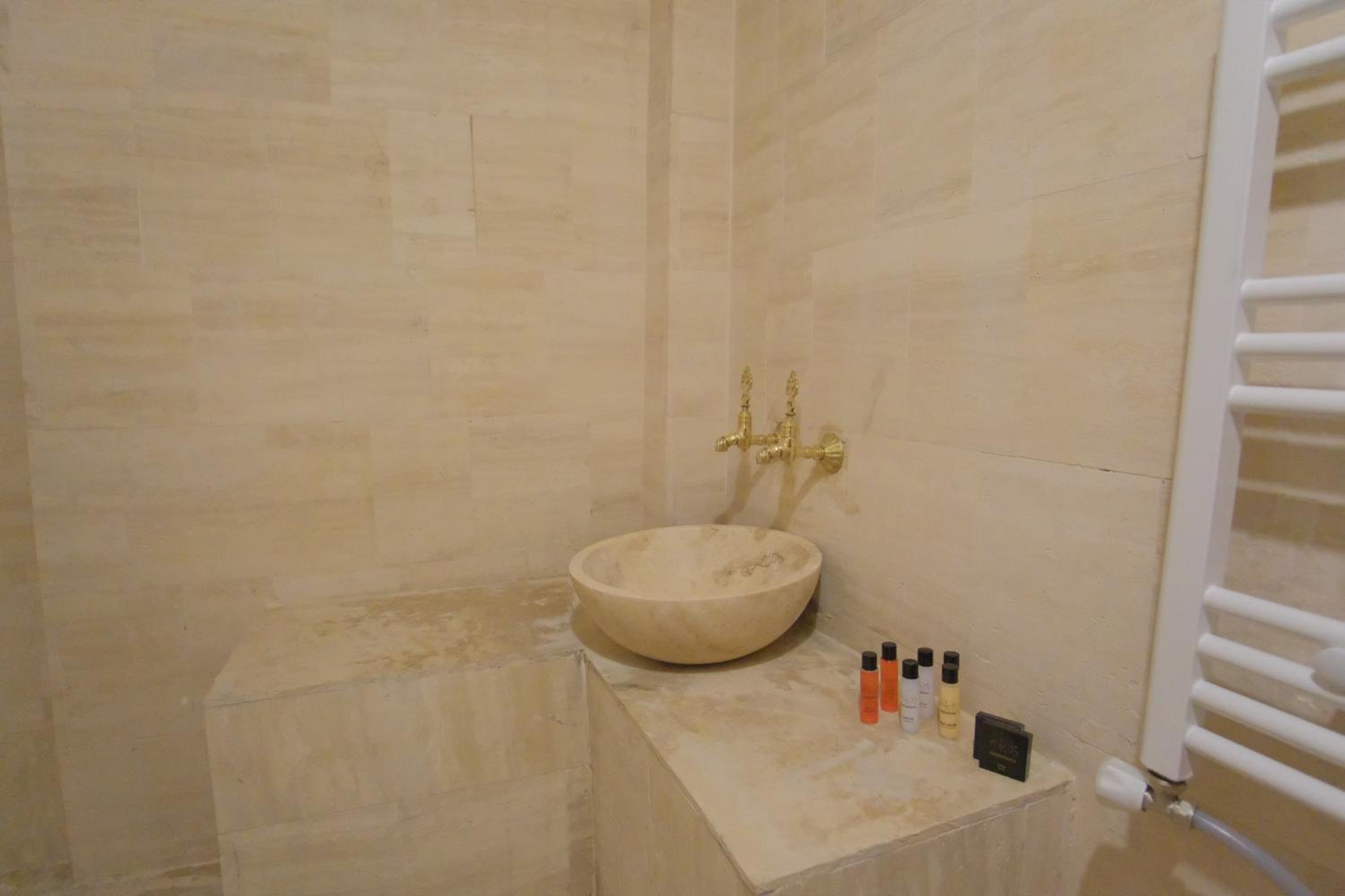 Standard Double Room - Photo 9