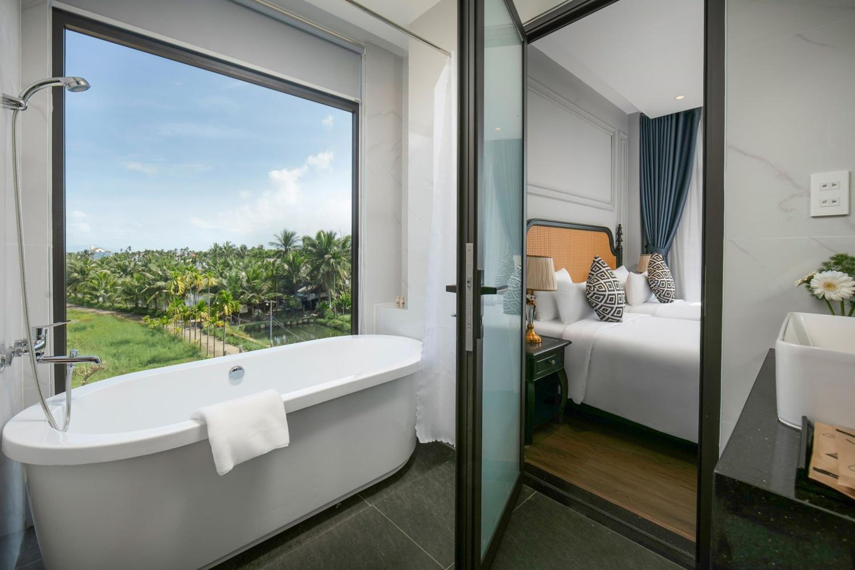 Deluxe Double or Twin Room with City View photo 3