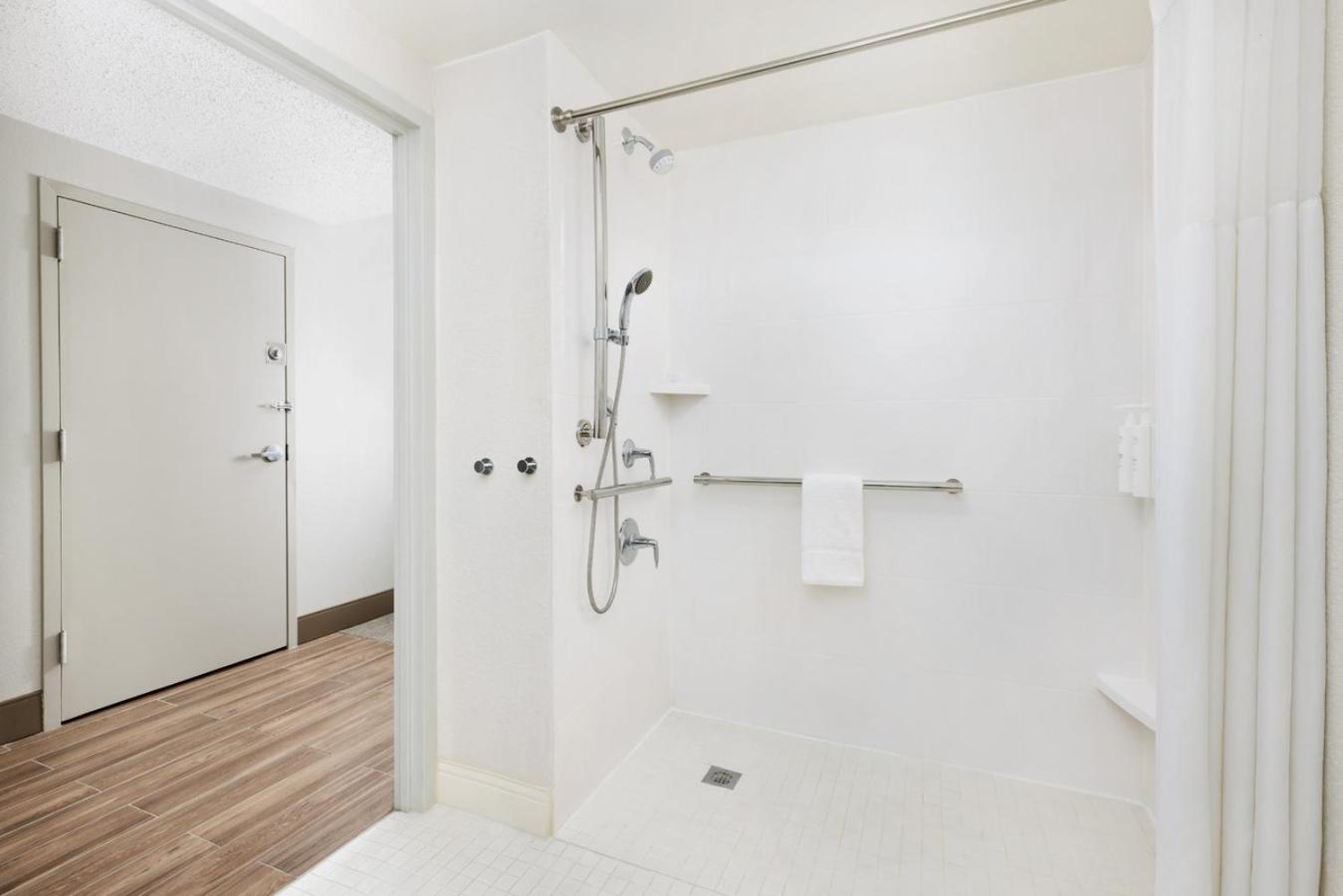 Queen Room with Roll-In Shower - Disability Access/Non-Smoking - Photo 3