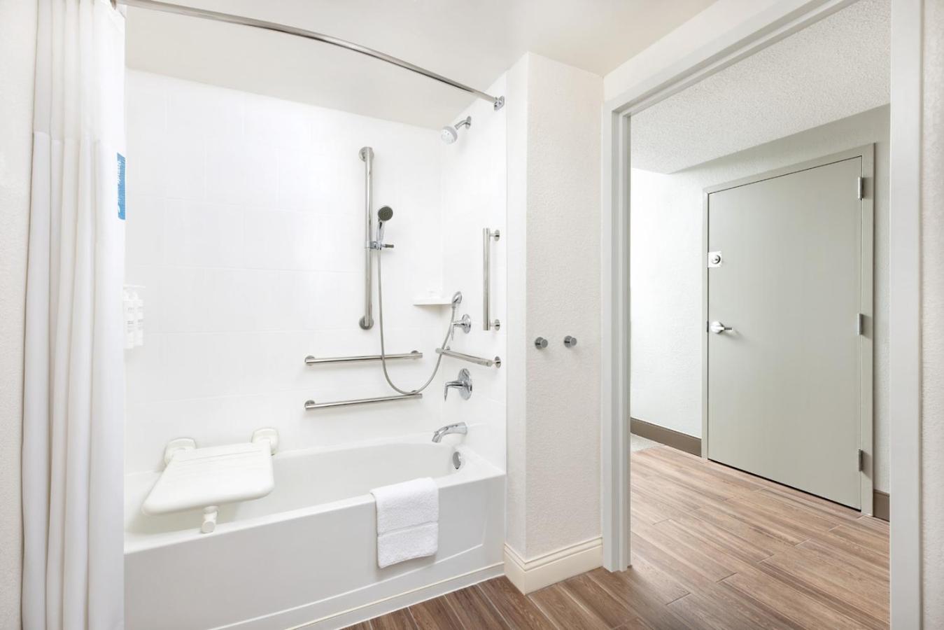 Queen Room with Bath Tub - Disability Access/Non-Smoking  - Photo 3