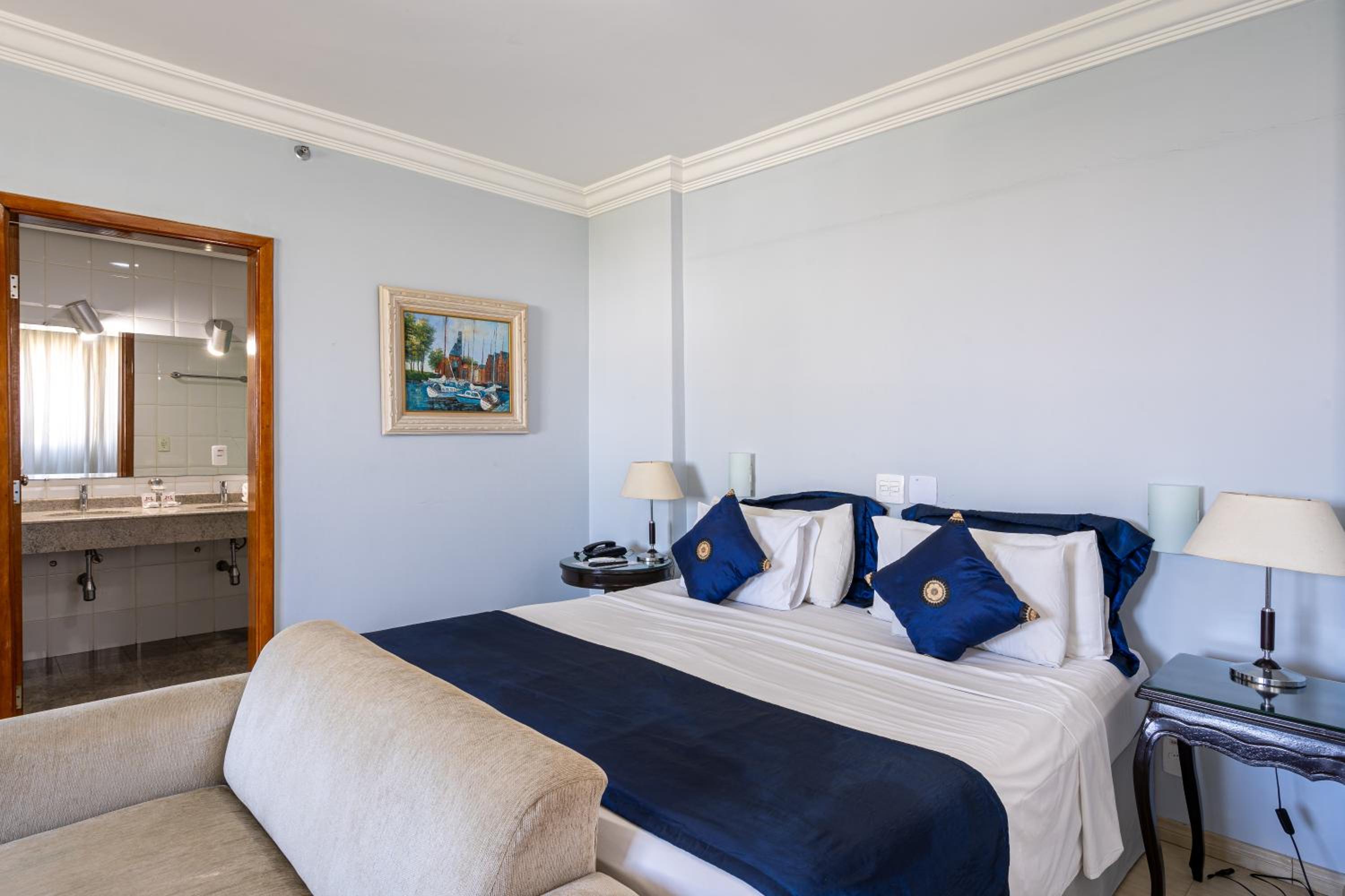 Senior Suite - Photo 9