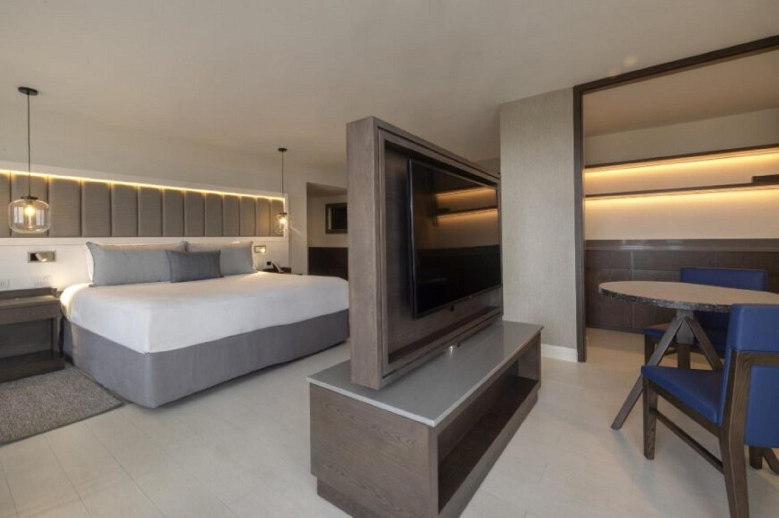 Luxury Junior Suite Ocean Corner View Diamond Club