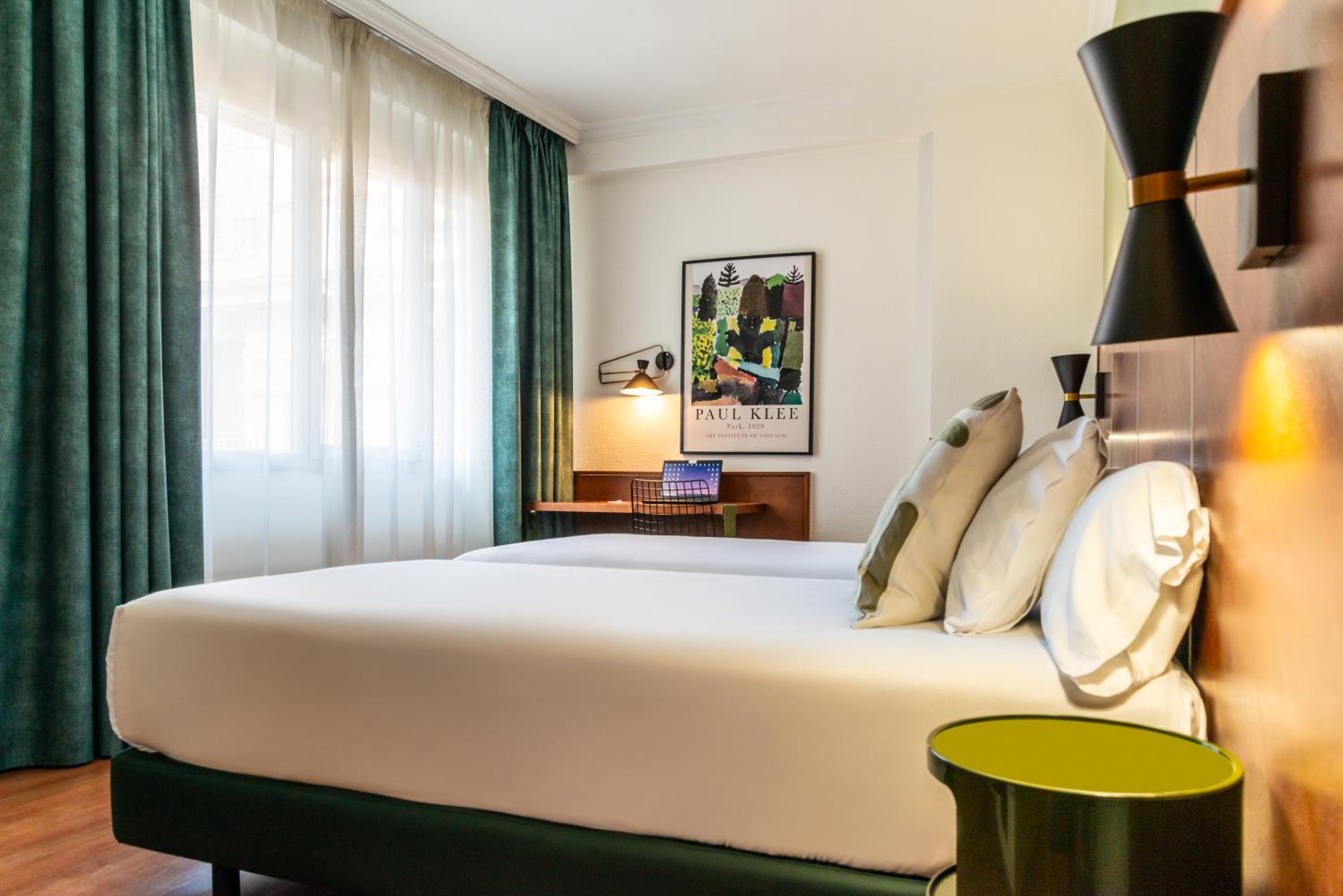 Standard Twin Room - Photo 6