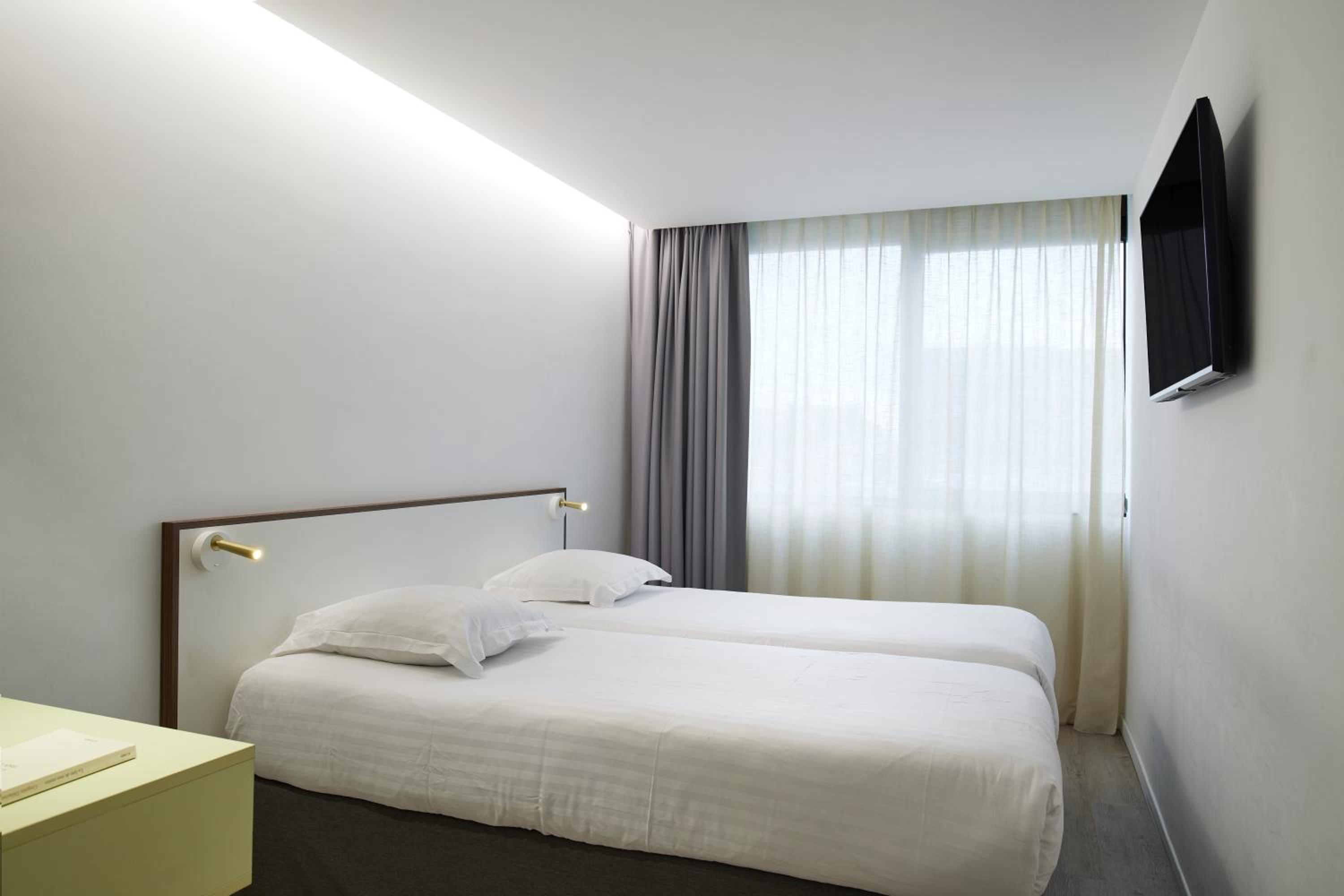 Twin Room - Photo 2