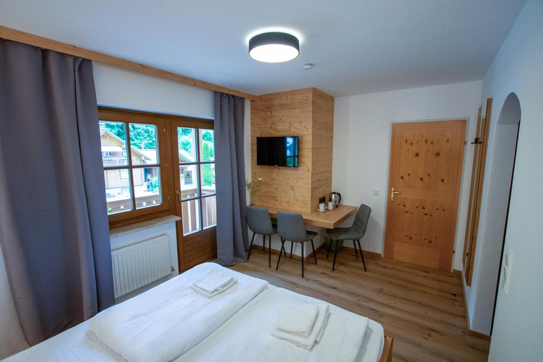 Superior Family Room photo 2