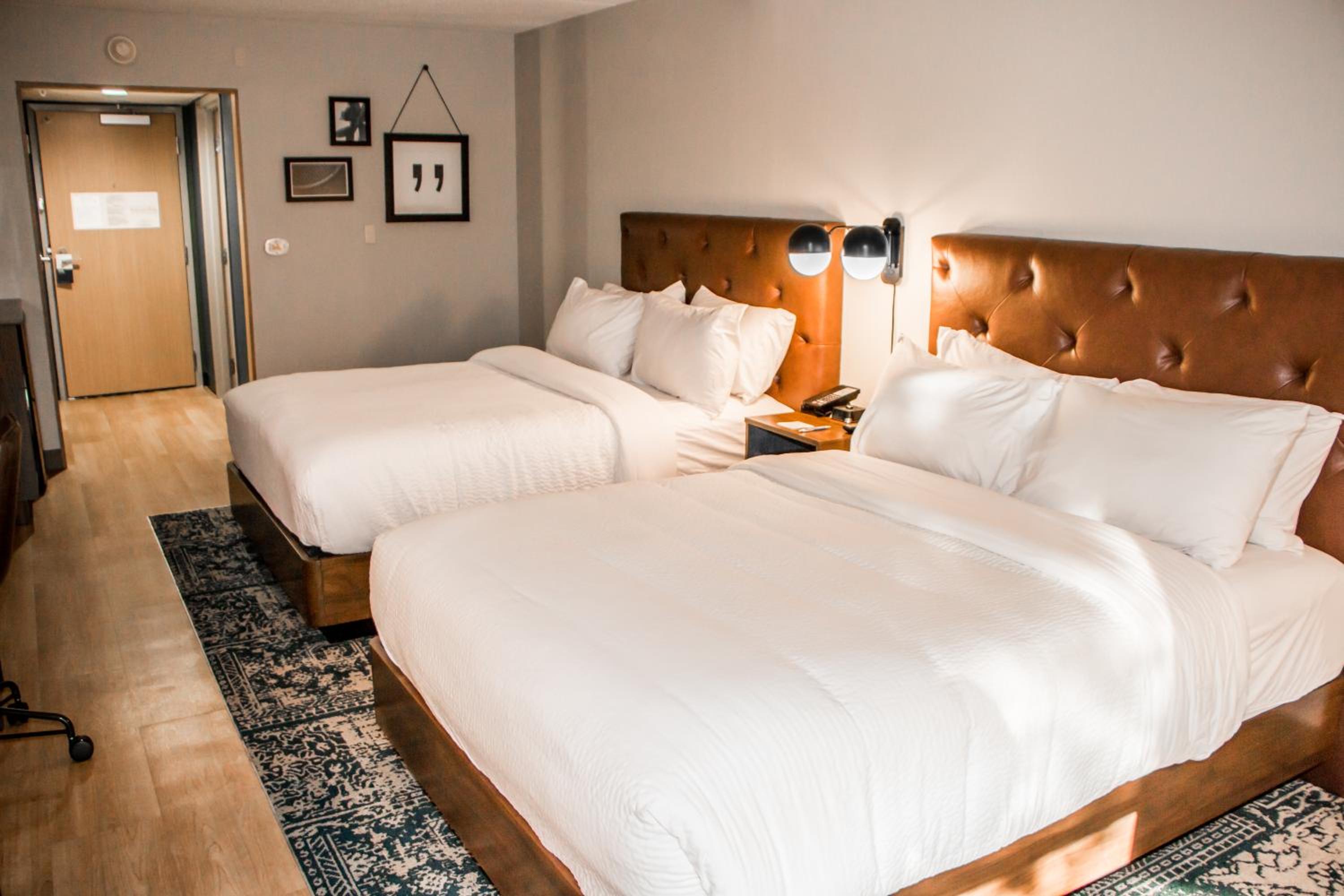 Queen Room with Two Queen Beds and Adapted Tub - Mobility Accessible - Photo 1