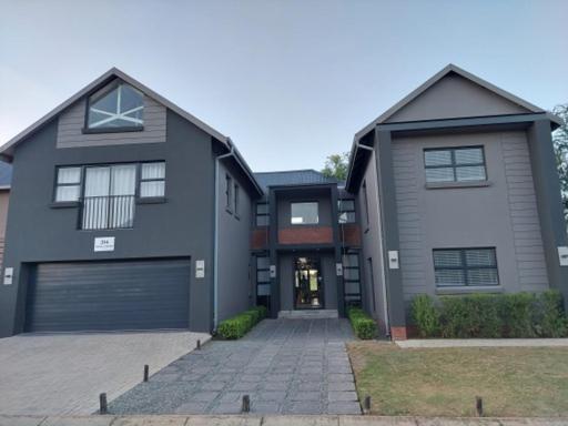 Four-Bedroom House photo 2