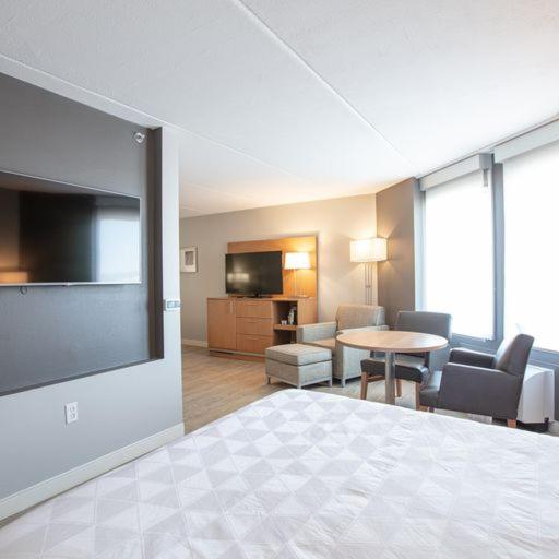 Queen Room with Two Queen Beds and Mobility Accessible Tub - Photo 3
