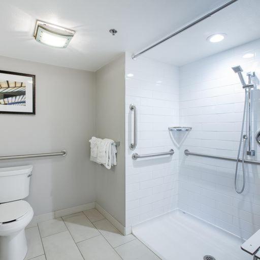 Queen Room with Two Queen Beds and Mobility Accessible Tub - Photo 4