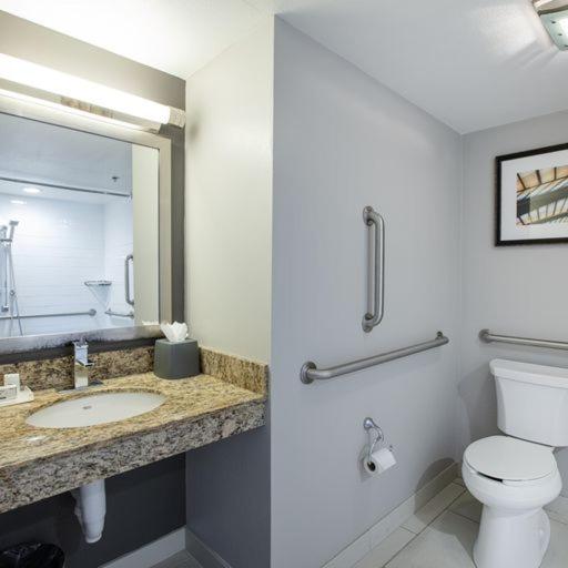 Queen Room with Two Queen Beds and Mobility Accessible Tub - Photo 2