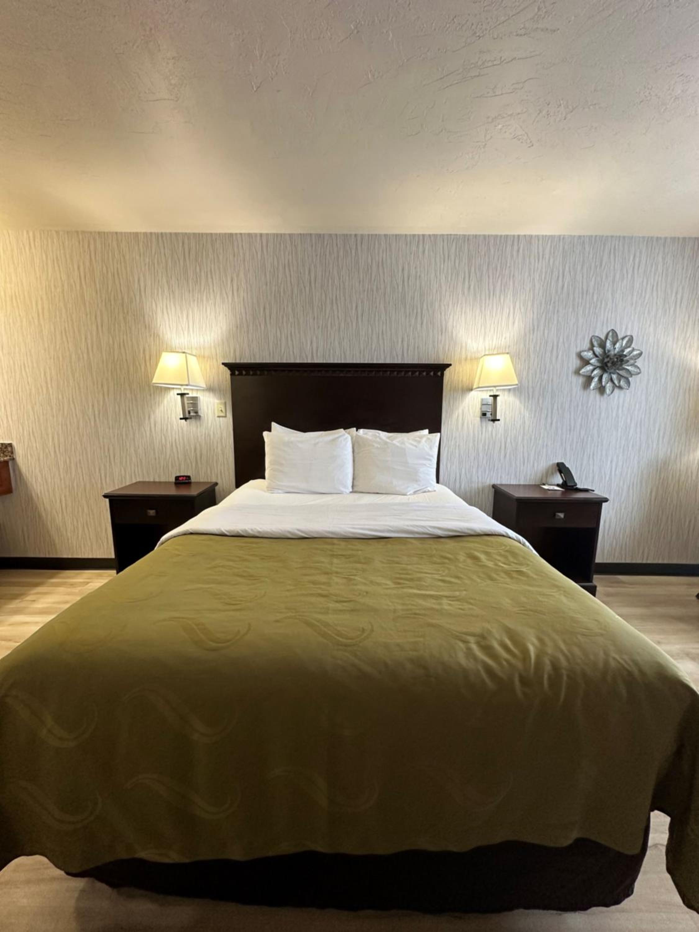 Queen Room - Non-Smoking - Photo 3