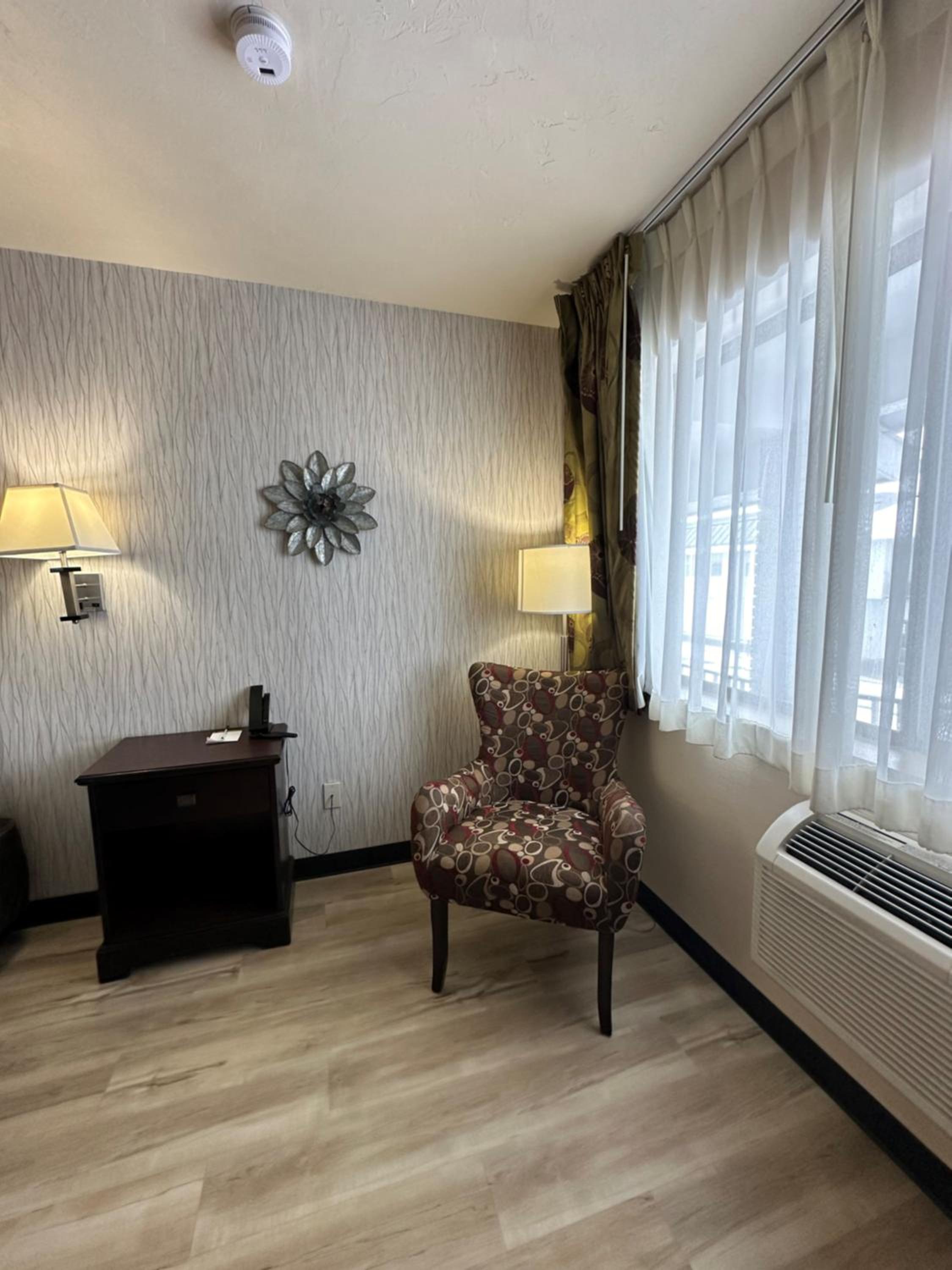 Queen Room - Non-Smoking - Photo 11
